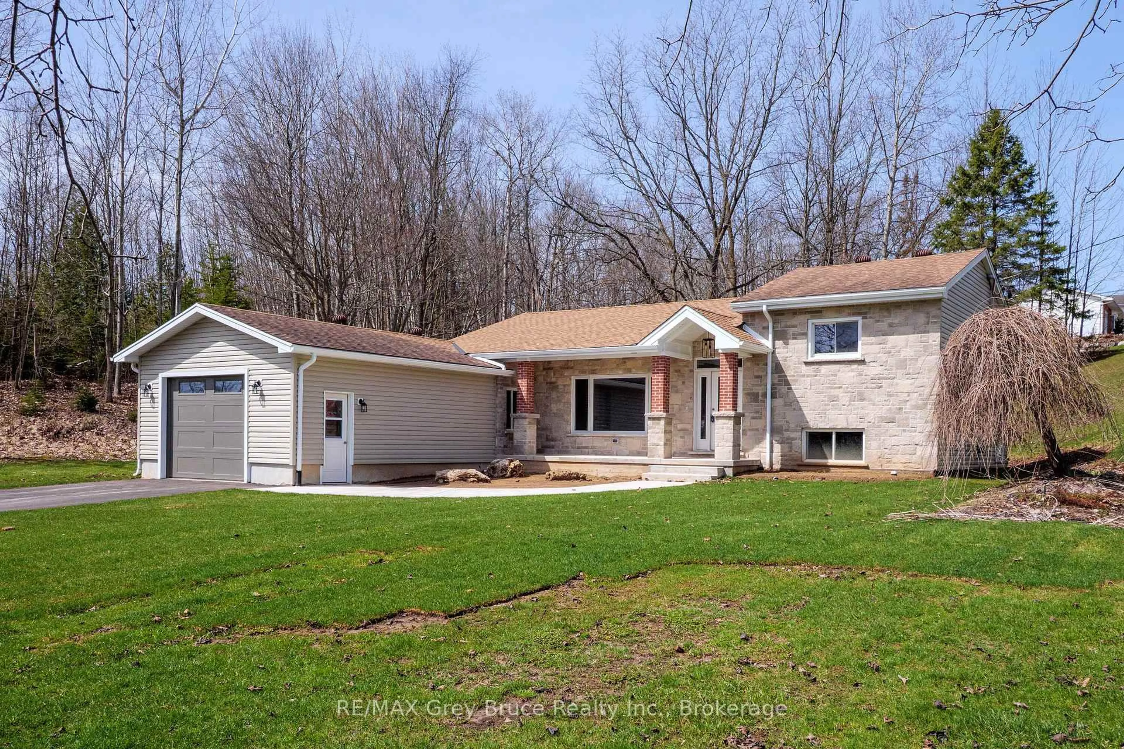 Unknown for 1996 6th Ave, Owen Sound Ontario N4K 5J1