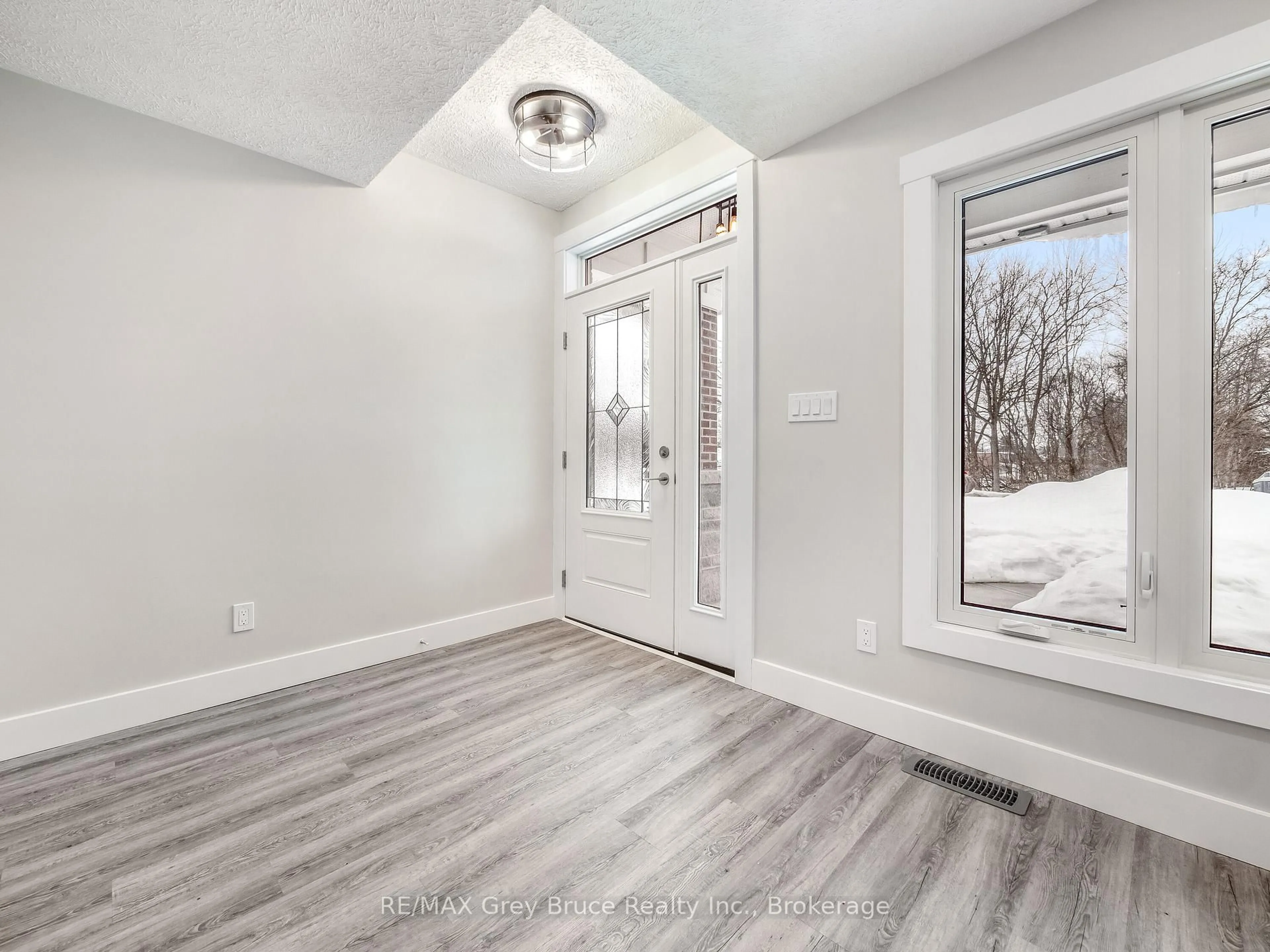 Indoor entryway for 1996 6th Ave, Owen Sound Ontario N4K 5J1