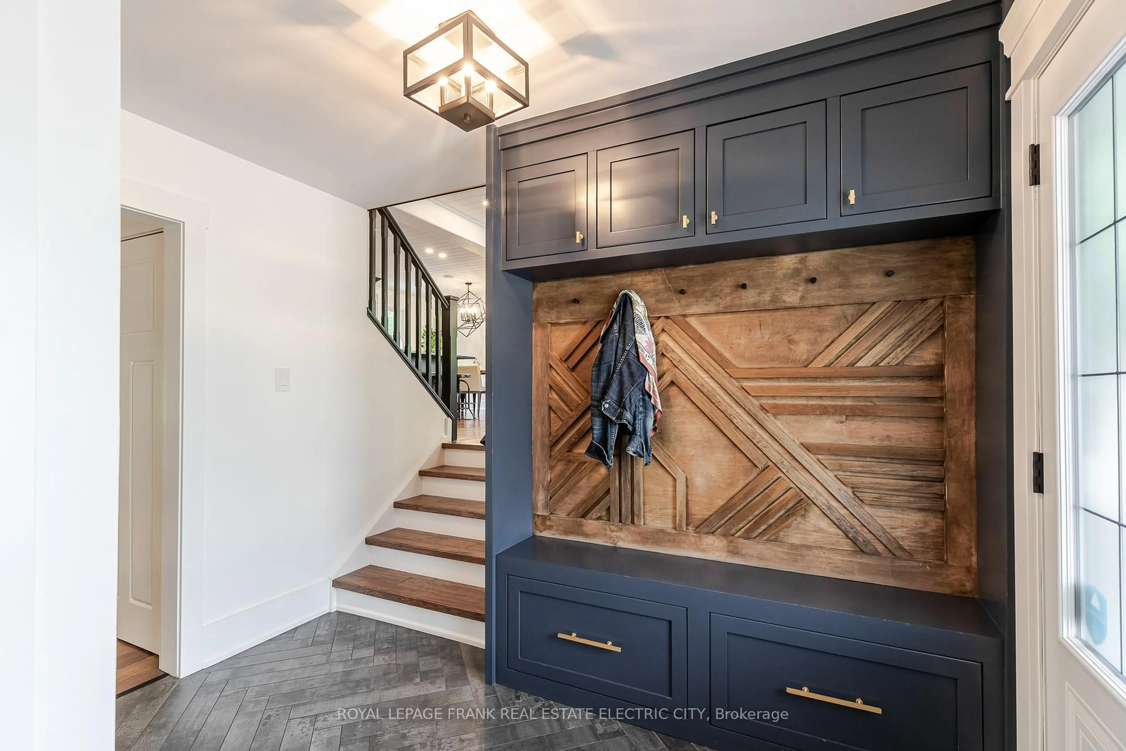 Indoor entryway for 1255 Bridle Dr, Peterborough Ontario K9J 7J7