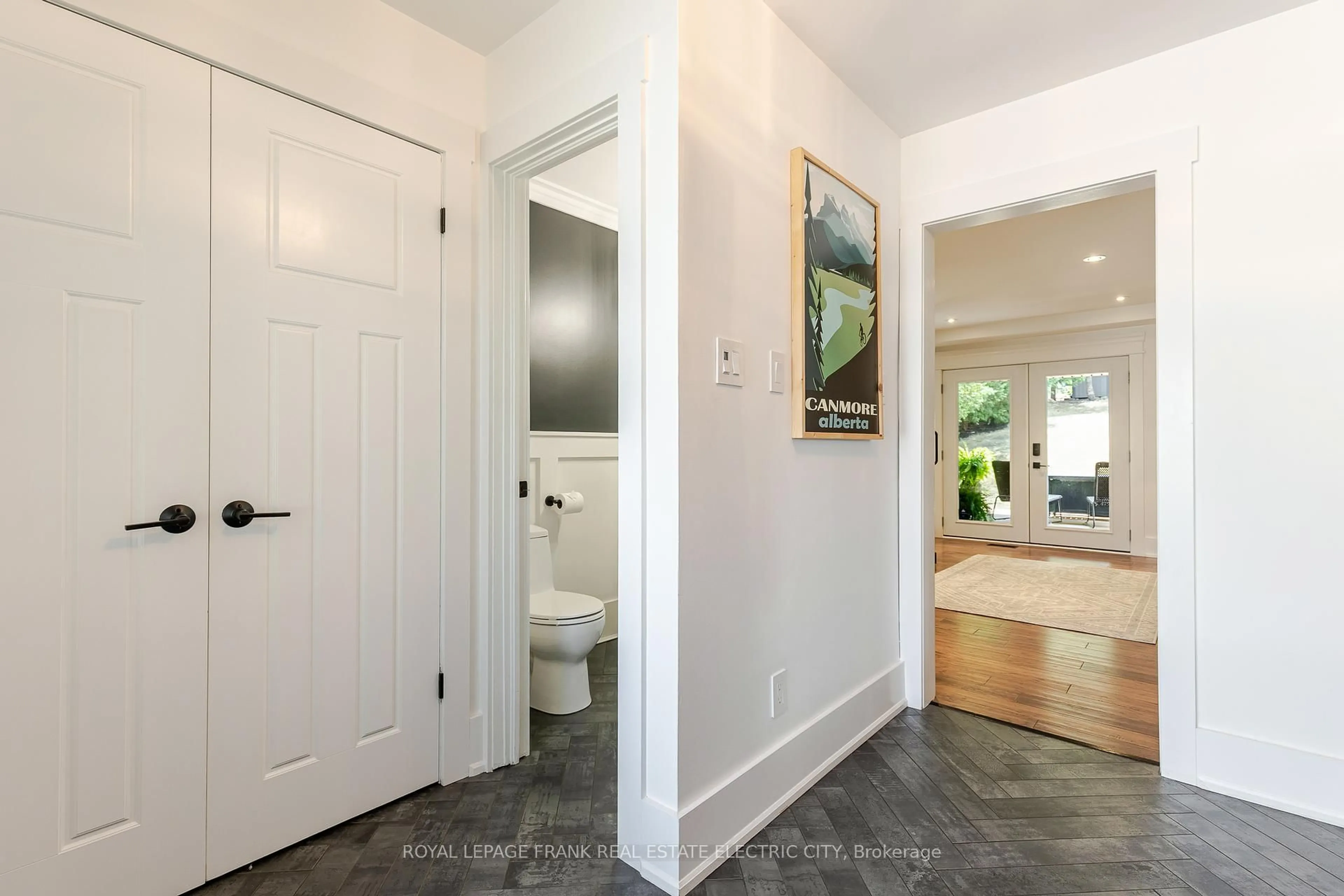 Indoor entryway for 1255 Bridle Dr, Peterborough Ontario K9J 7J7