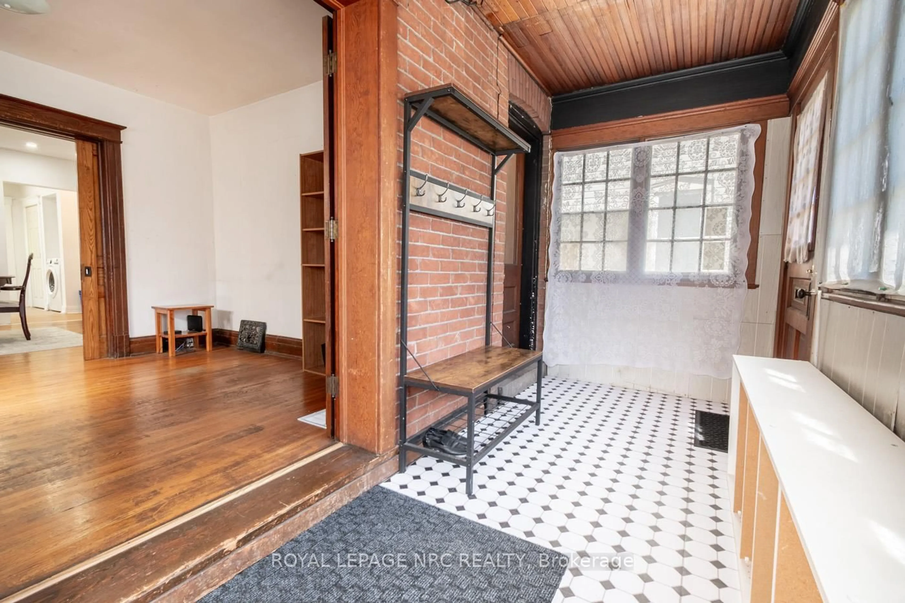 Indoor entryway for 105 Lake St, St. Catharines Ontario L2R 5X7