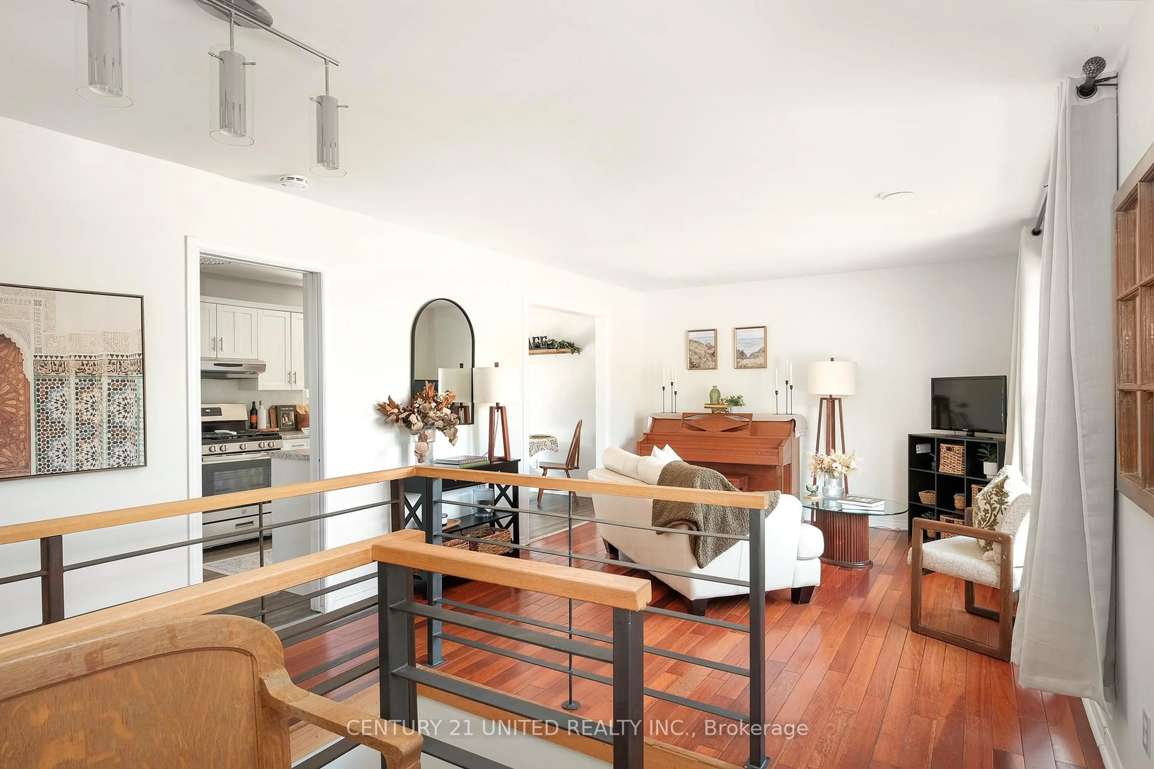 Indoor foyer for 1600 Redwood Dr, Peterborough Ontario K9K 1B4
