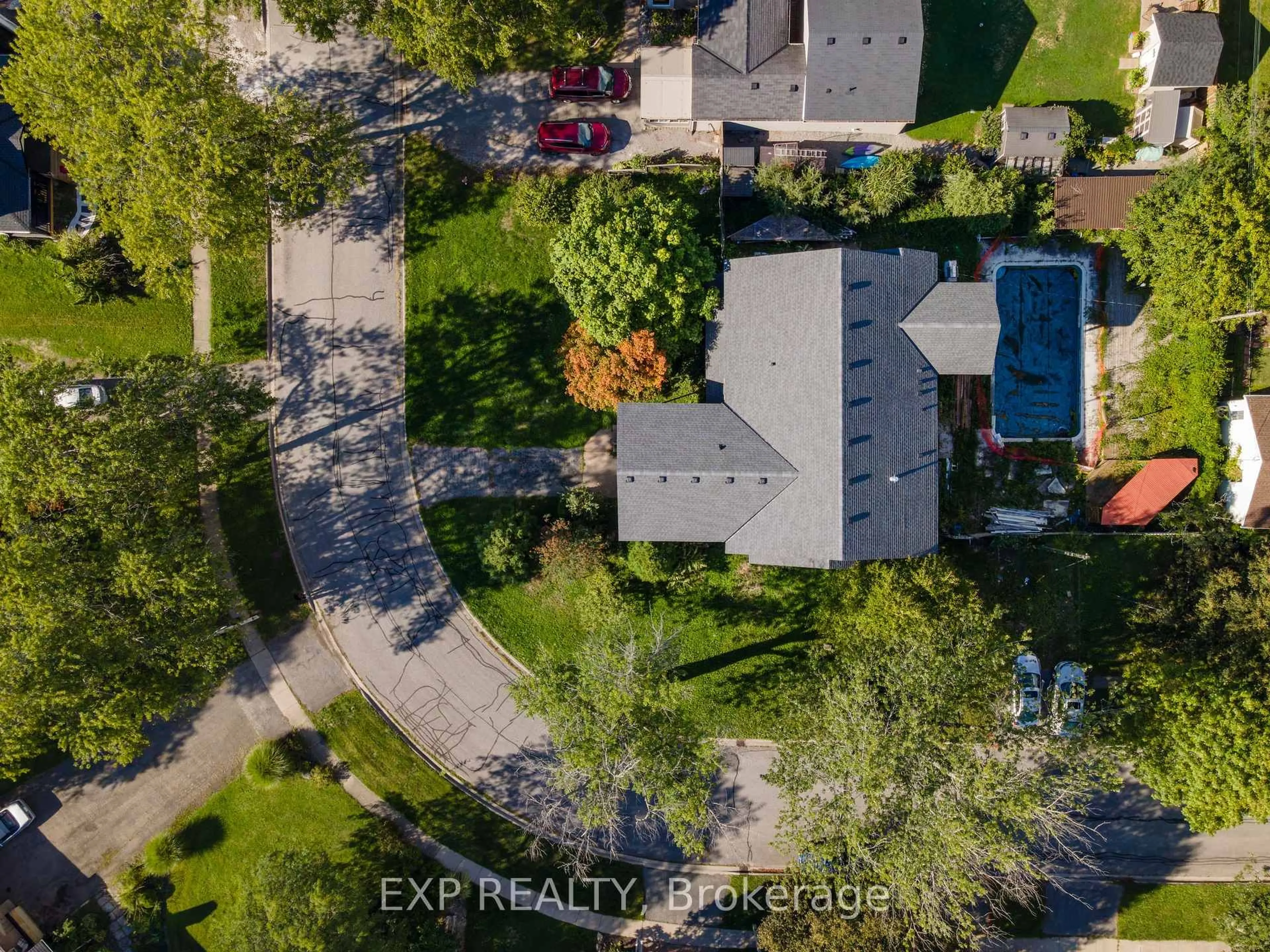 A pic from outside/outdoor area/front of a property/back of a property/a pic from drone, street for 6 Rosemount Dr, Welland Ontario L3C 2H3