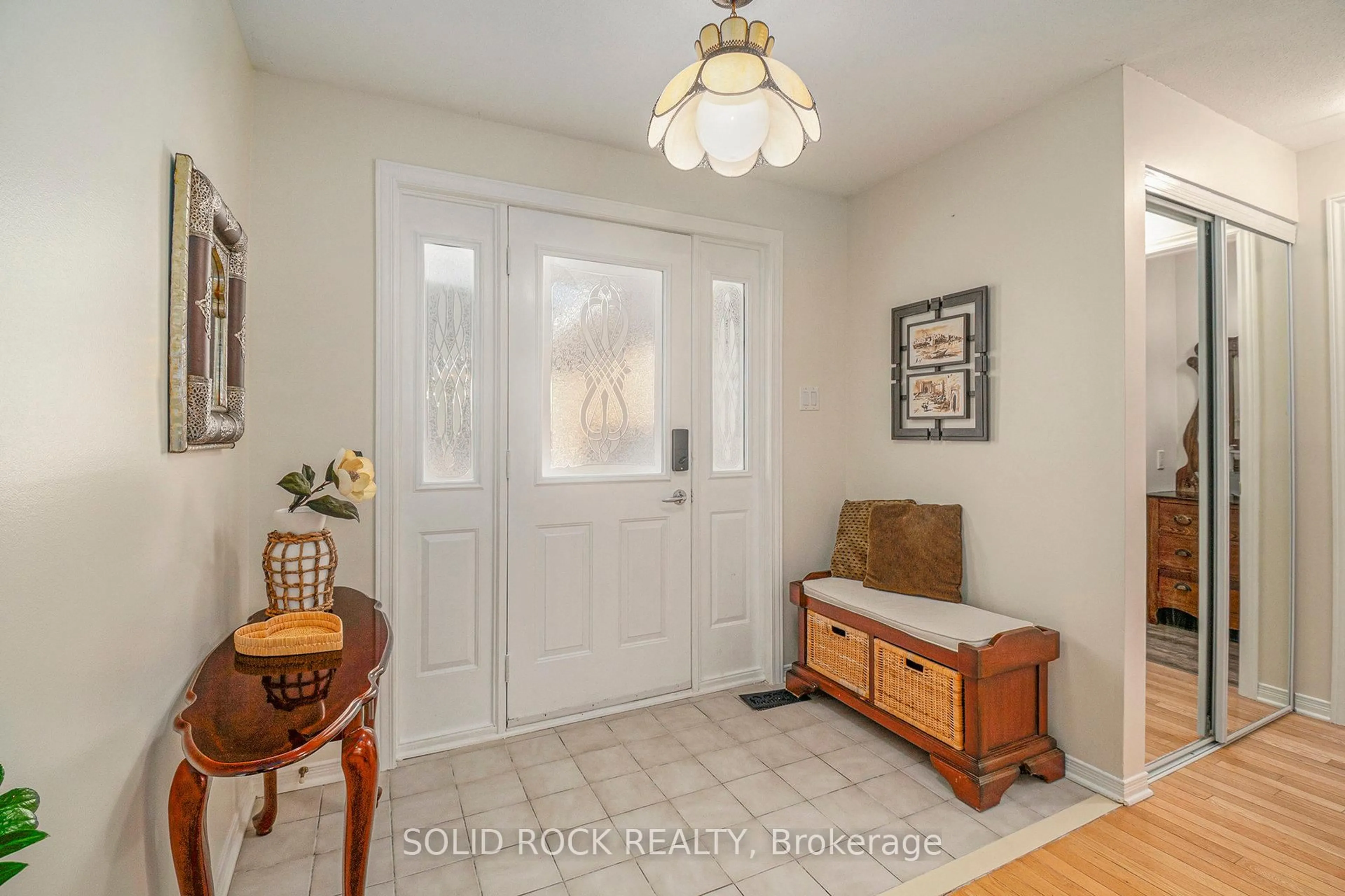 Indoor entryway for 1674 Sansonnet St, Orleans Ontario K1C 5Y6