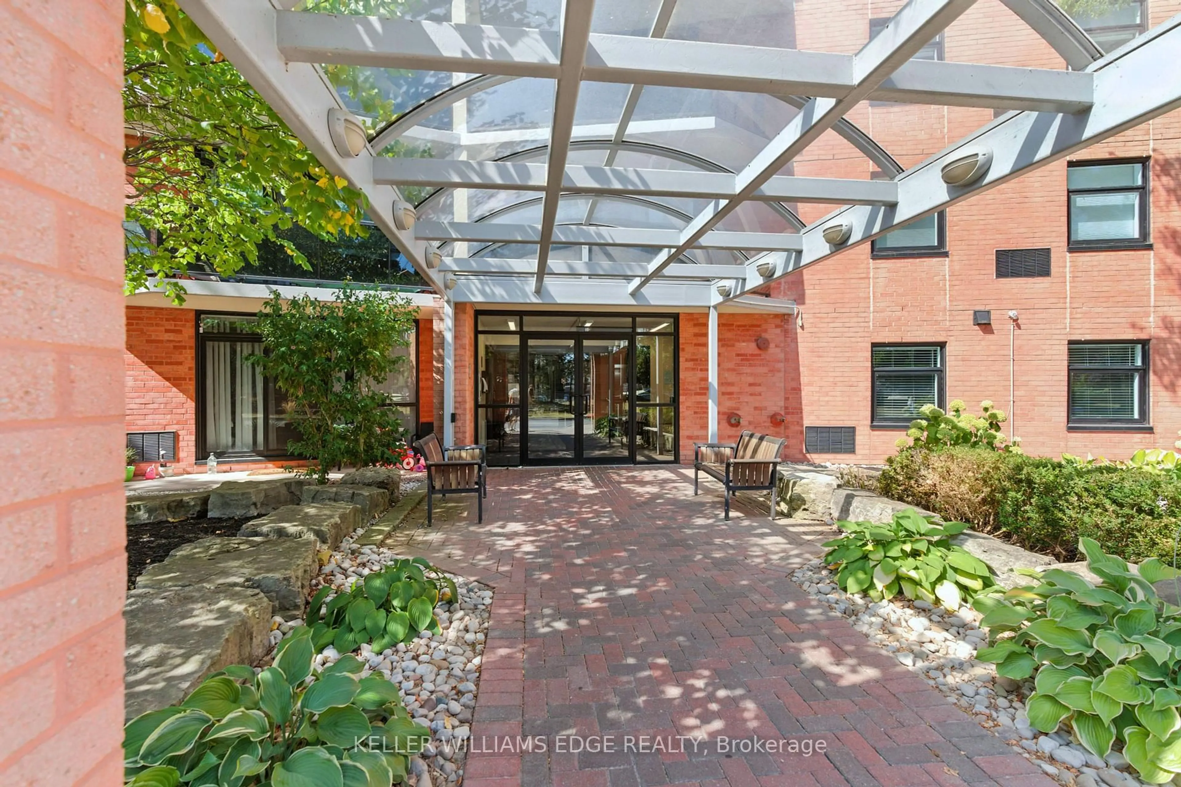 Indoor foyer for 9 Bonheur Crt #807, Brant Ontario N3P 1Z5