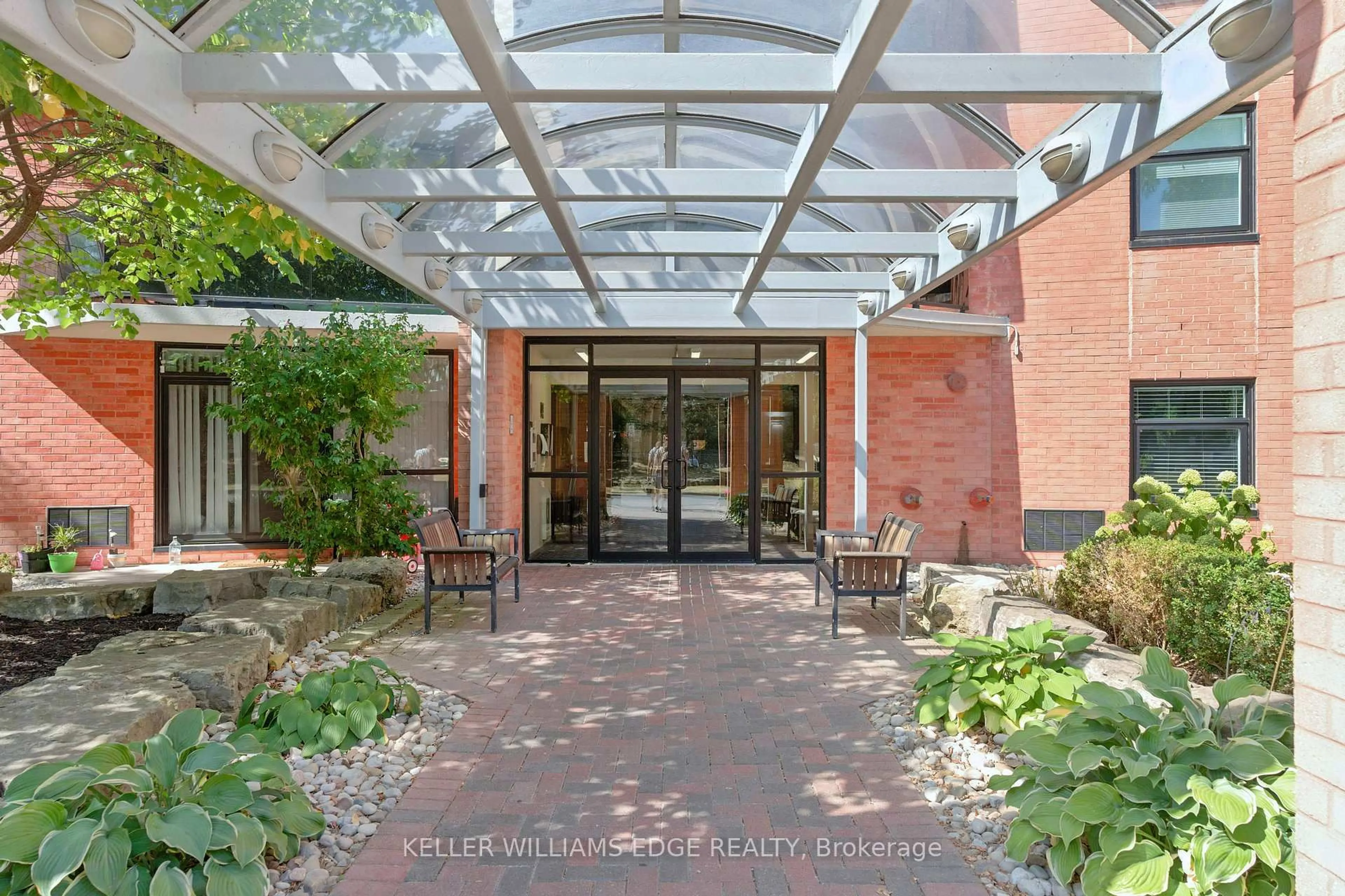 Indoor foyer for 9 Bonheur Crt #807, Brant Ontario N3P 1Z5