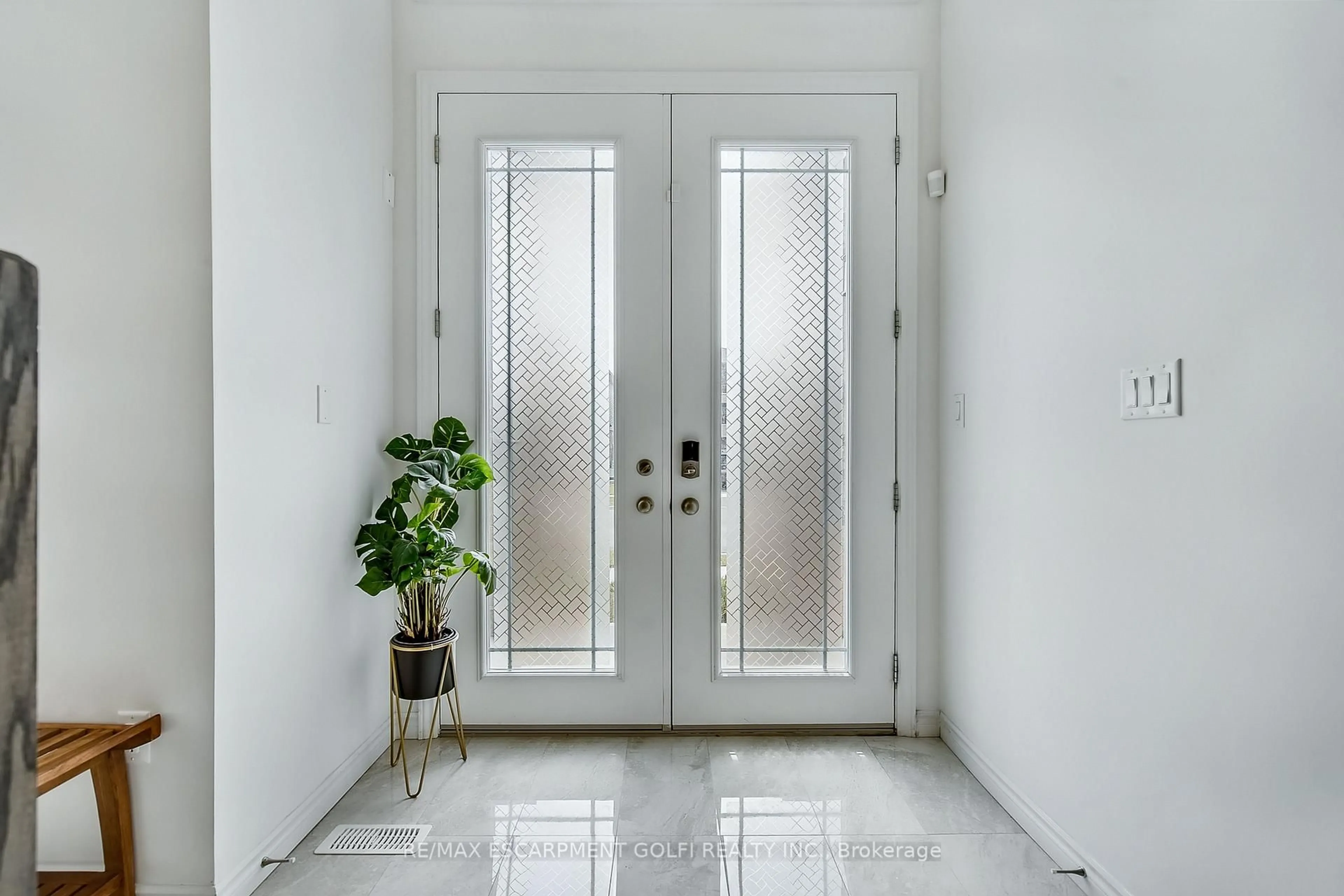 Indoor entryway for 84 Cooke Ave, Brantford Ontario N3T 0S1