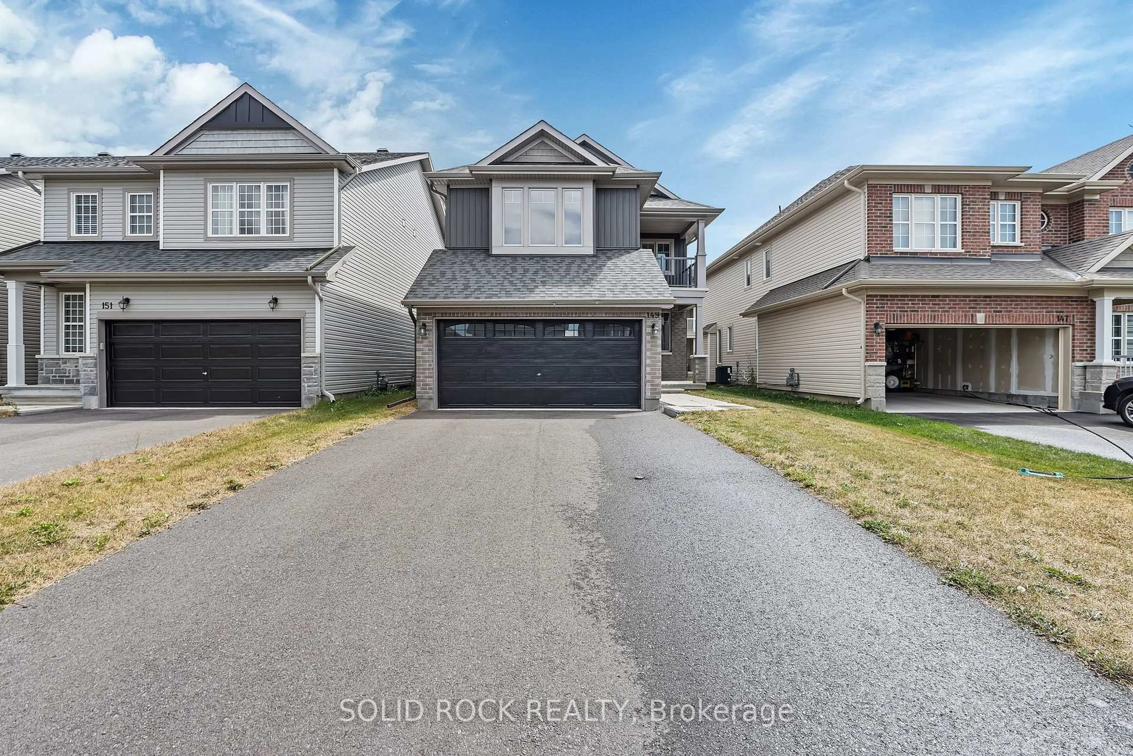 A pic from outside/outdoor area/front of a property/back of a property/a pic from drone, street for 149 Minikan St, Ottawa Ontario K1X 0E5