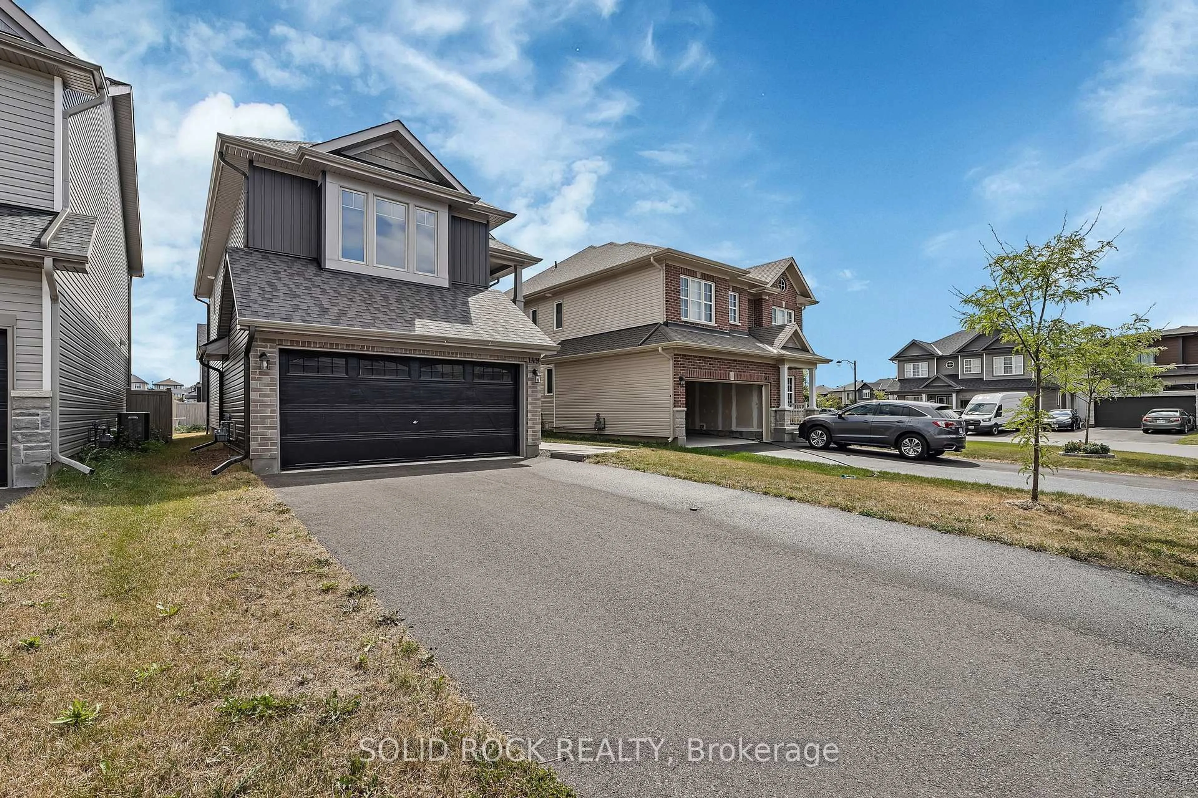 A pic from outside/outdoor area/front of a property/back of a property/a pic from drone, street for 149 Minikan St, Ottawa Ontario K1X 0E5