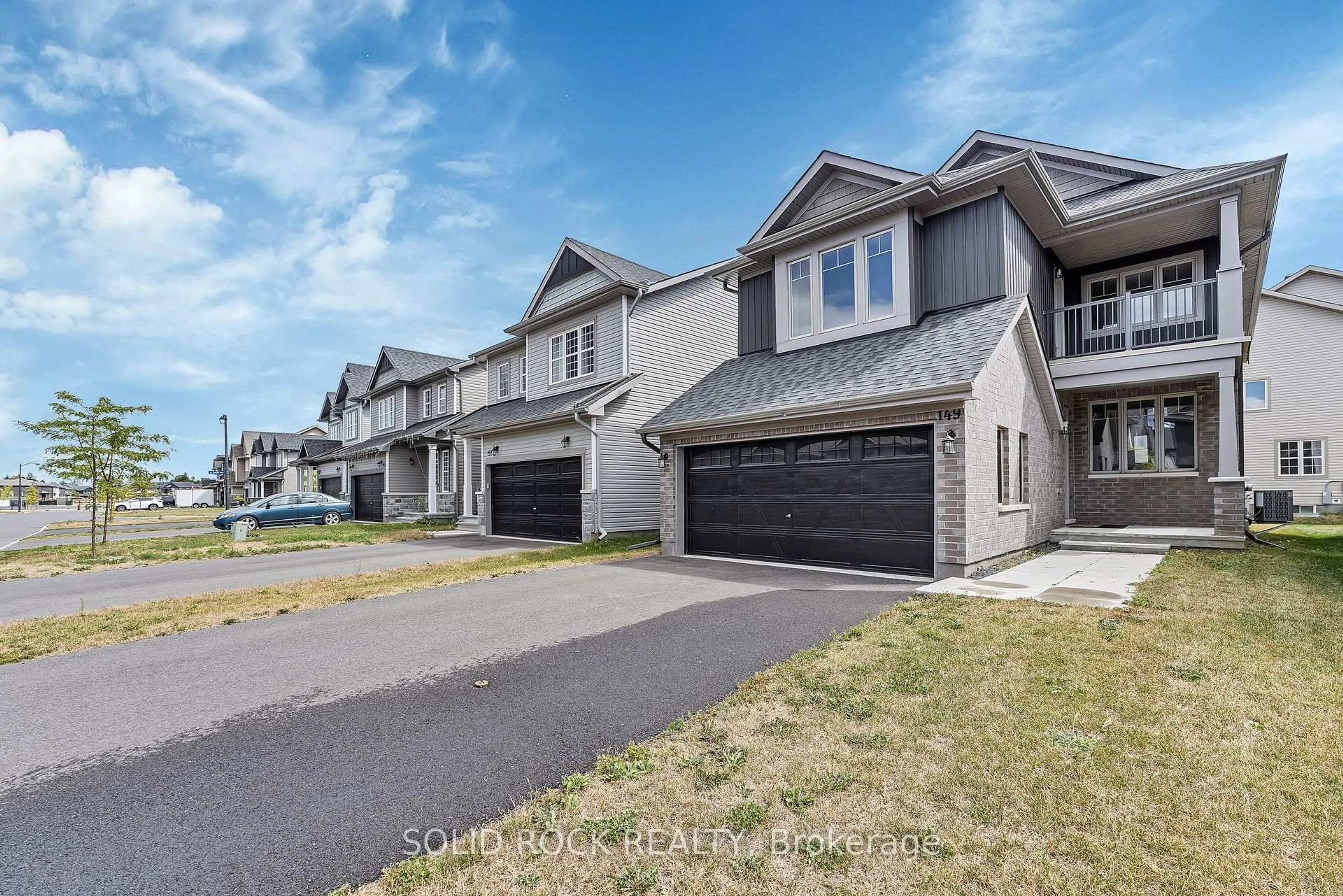 A pic from outside/outdoor area/front of a property/back of a property/a pic from drone, street for 149 Minikan St, Ottawa Ontario K1X 0E5