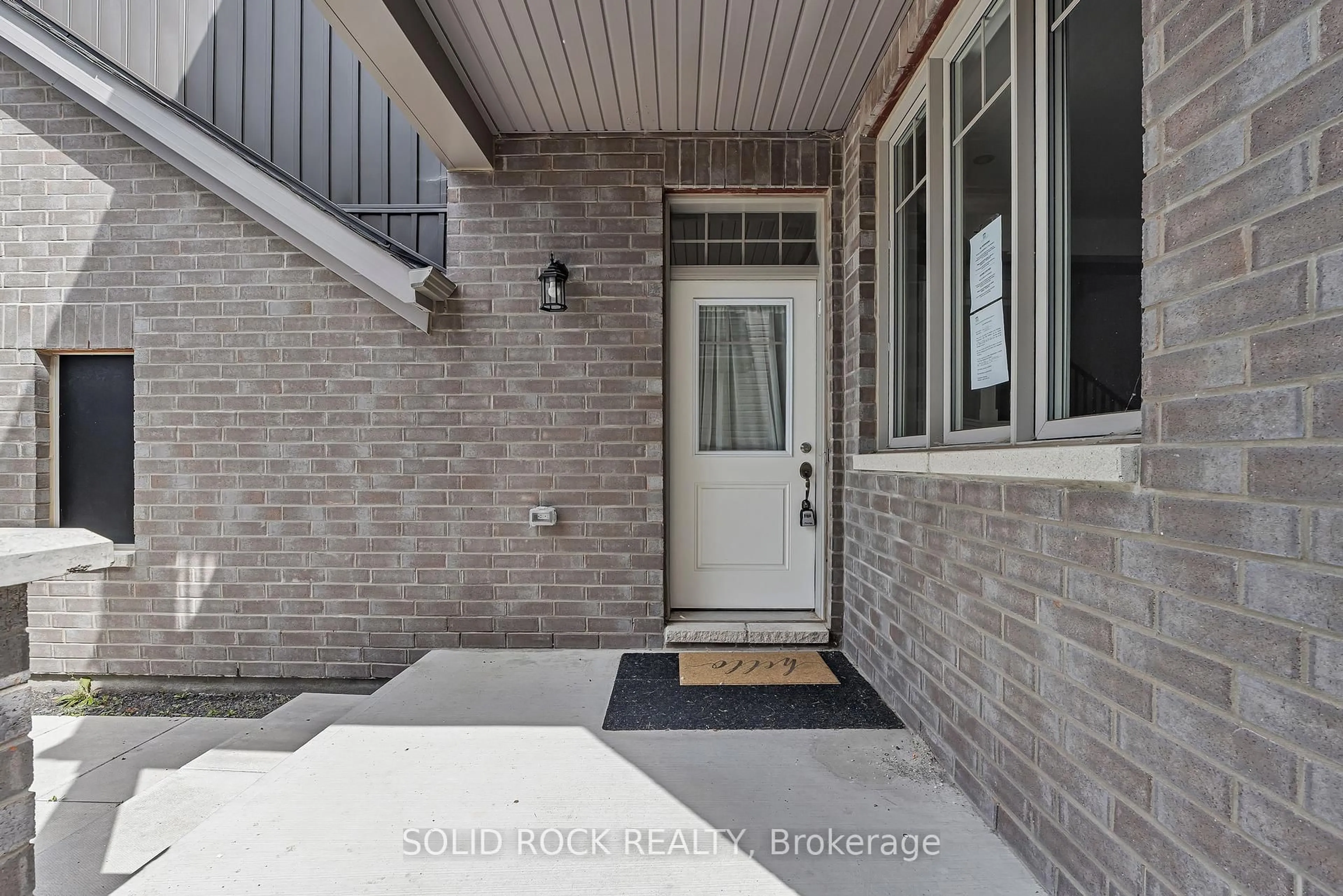 Indoor entryway for 149 Minikan St, Ottawa Ontario K1X 0E5