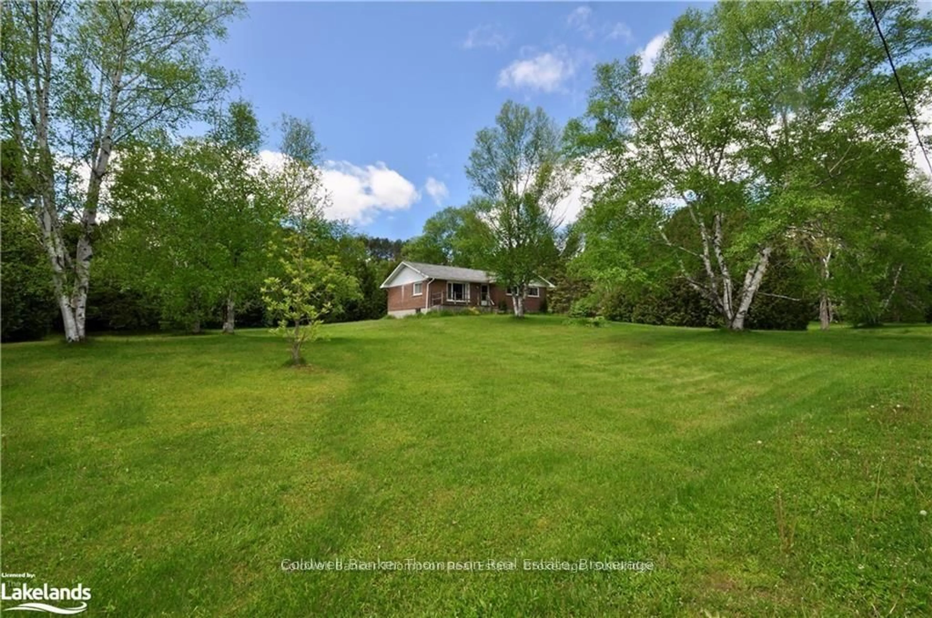 A pic from outside/outdoor area/front of a property/back of a property/a pic from drone, unknown for 24 JOHN St, Sundridge Ontario P0A 1Z0