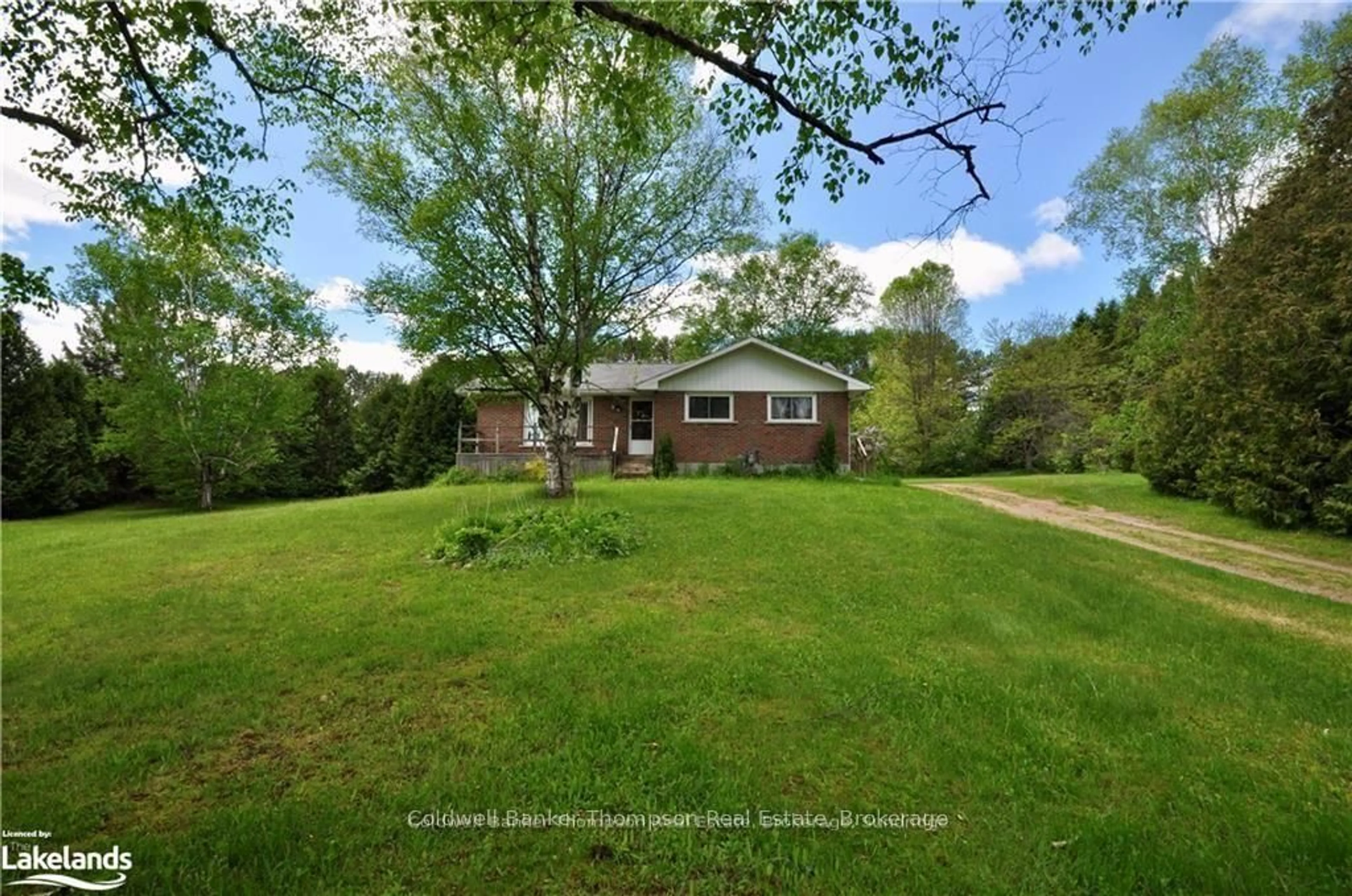 A pic from outside/outdoor area/front of a property/back of a property/a pic from drone, unknown for 24 JOHN St, Sundridge Ontario P0A 1Z0