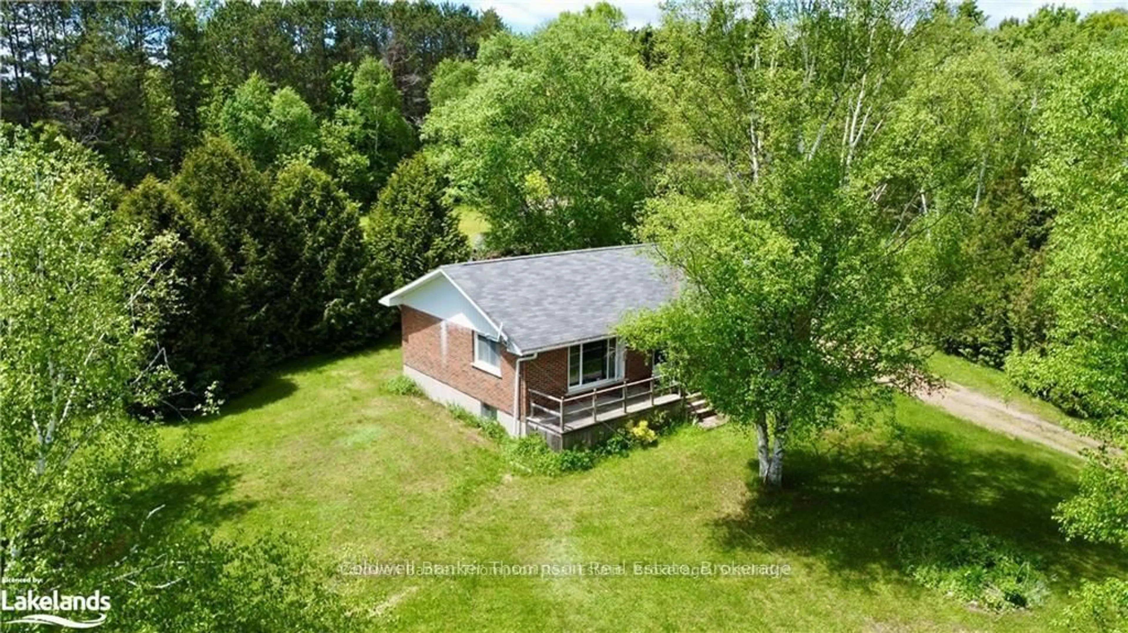 A pic from outside/outdoor area/front of a property/back of a property/a pic from drone, unknown for 24 JOHN St, Sundridge Ontario P0A 1Z0