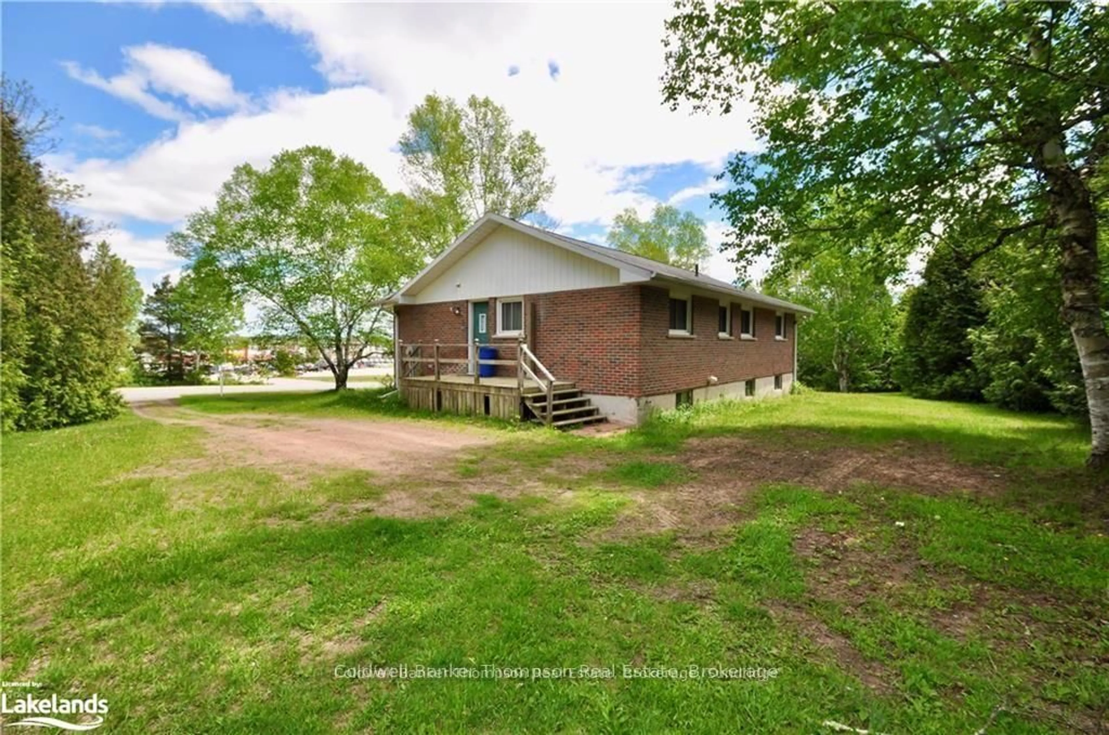 A pic from outside/outdoor area/front of a property/back of a property/a pic from drone, water/lake/river/ocean view for 24 JOHN St, Sundridge Ontario P0A 1Z0
