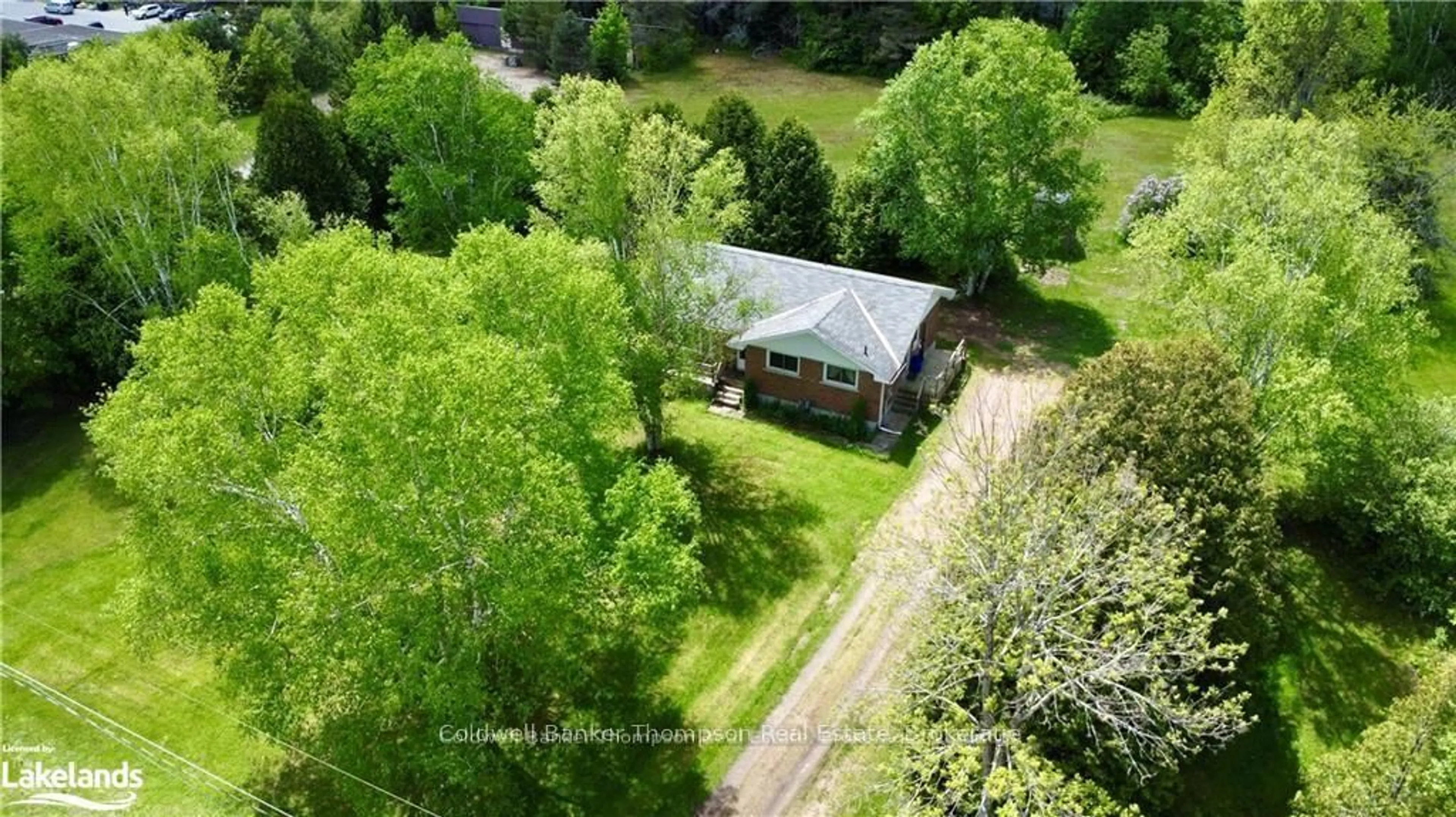 A pic from outside/outdoor area/front of a property/back of a property/a pic from drone, building for 24 JOHN St, Sundridge Ontario P0A 1Z0