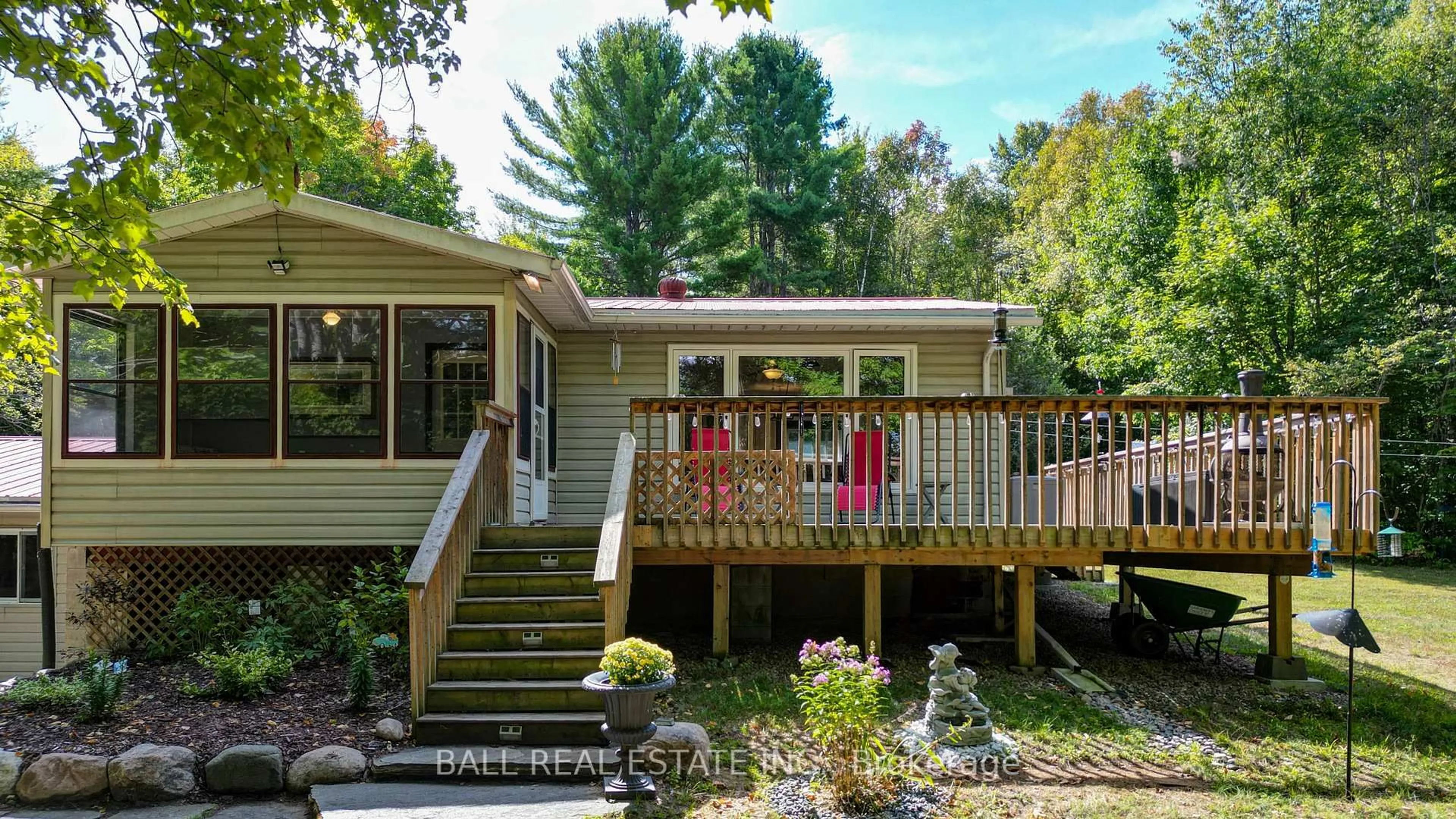 Home with vinyl exterior material, unknown for 27322 Highway 28, Bancroft Ontario K0L 1C0