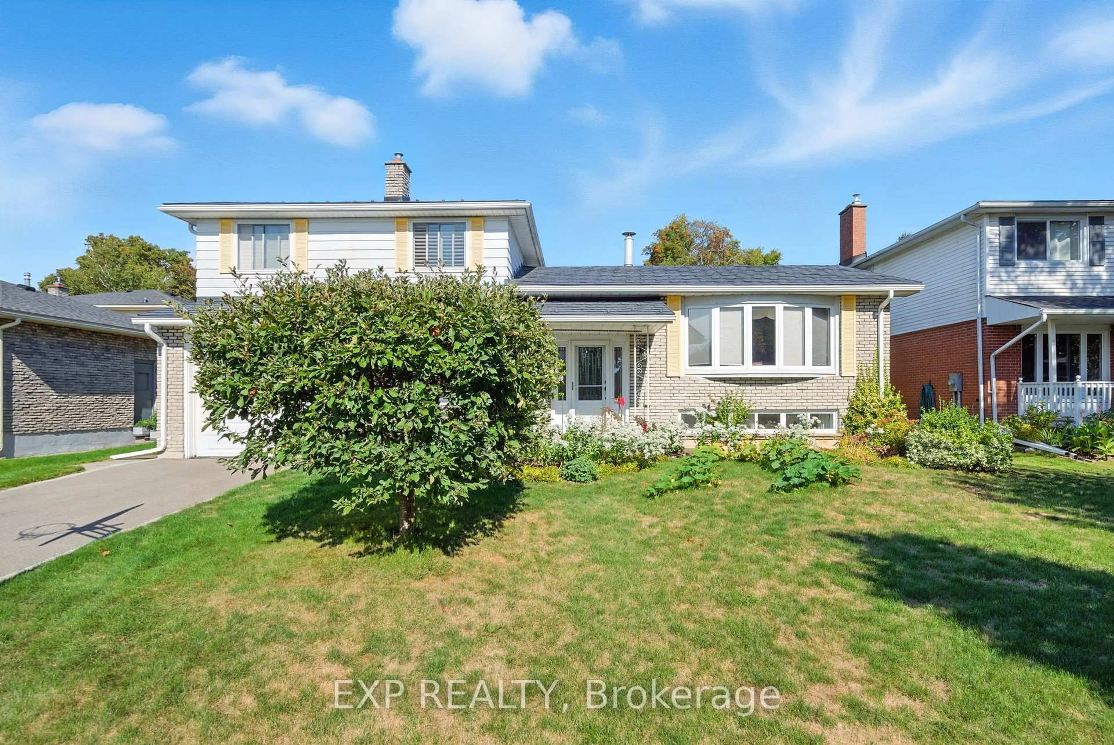 A pic from outside/outdoor area/front of a property/back of a property/a pic from drone, street for 52 Bayview Cres, Cobourg Ontario K9A 4C6