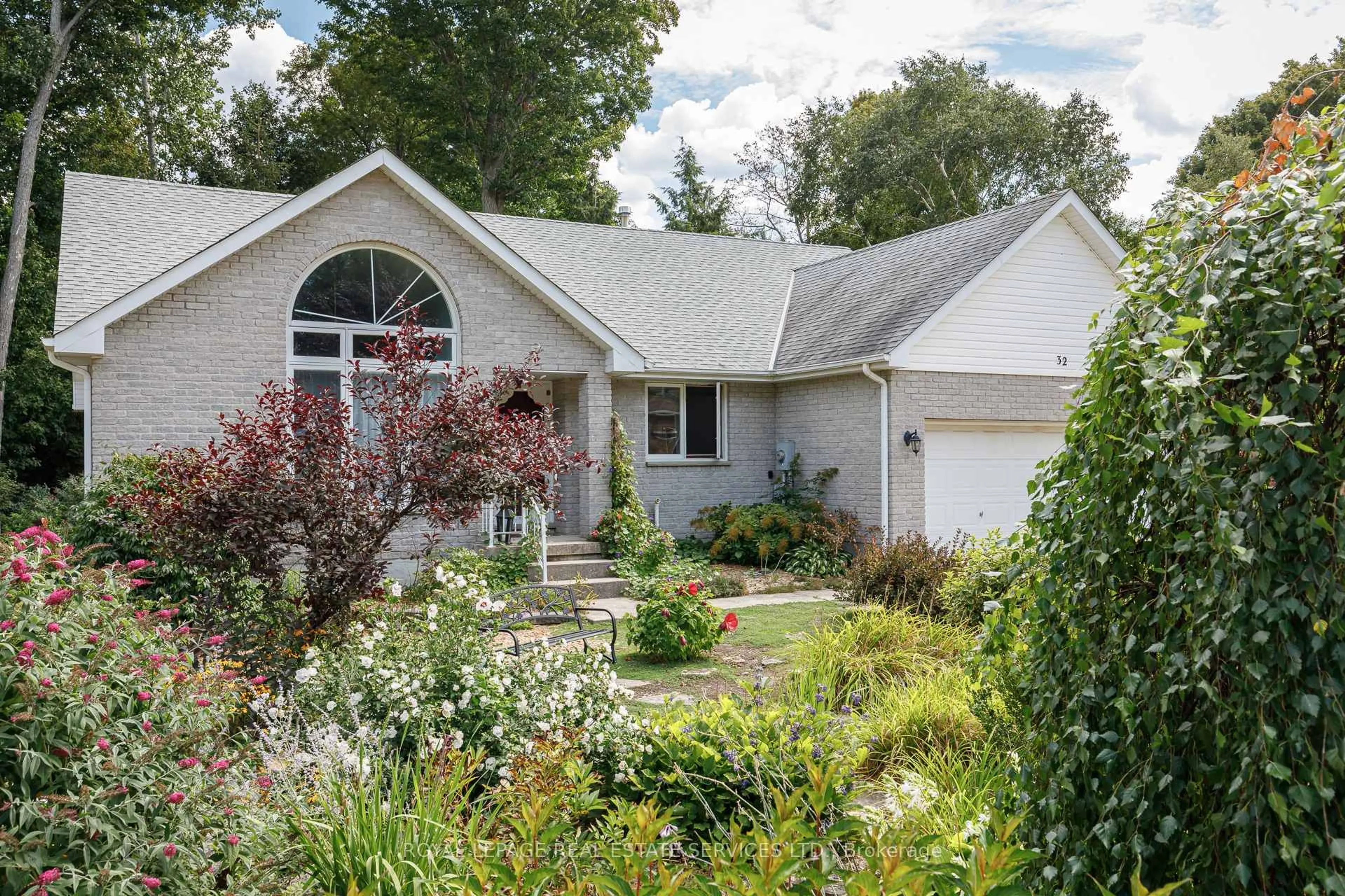 Home with vinyl exterior material, street for 32 Pollard Dr, Meaford Ontario N4L 1A7