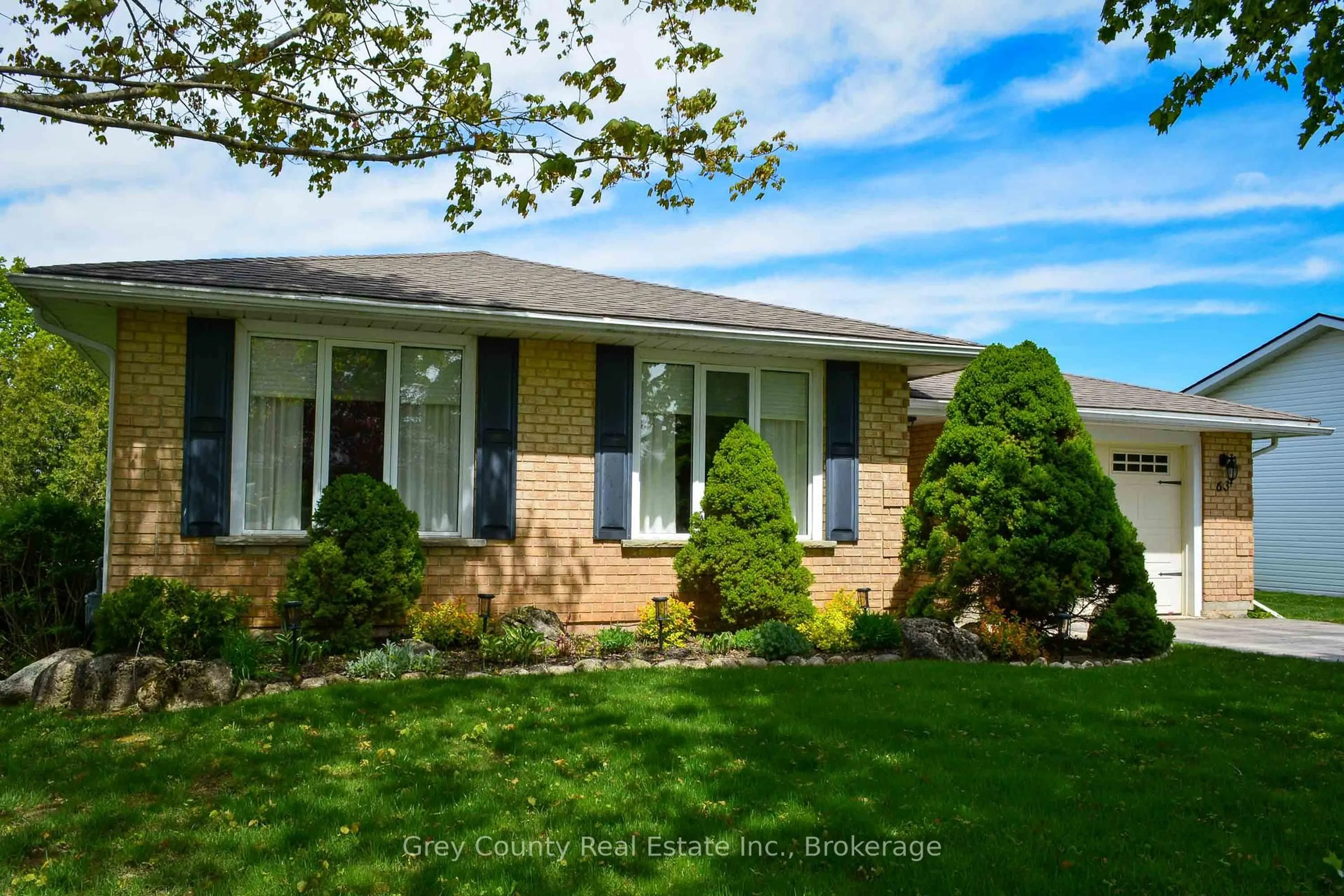 Home with vinyl exterior material, street for 63 GRAYVIEW Dr, Grey Highlands Ontario N0C 1H0