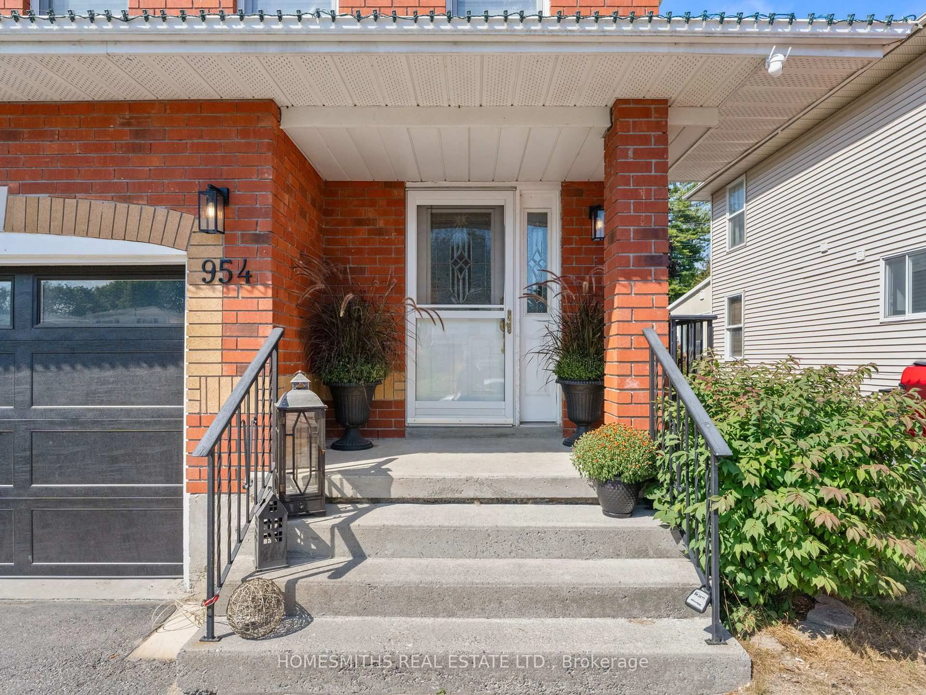 Indoor entryway for 954 Fairbanks Rd, Cobourg Ontario K9A 5H1