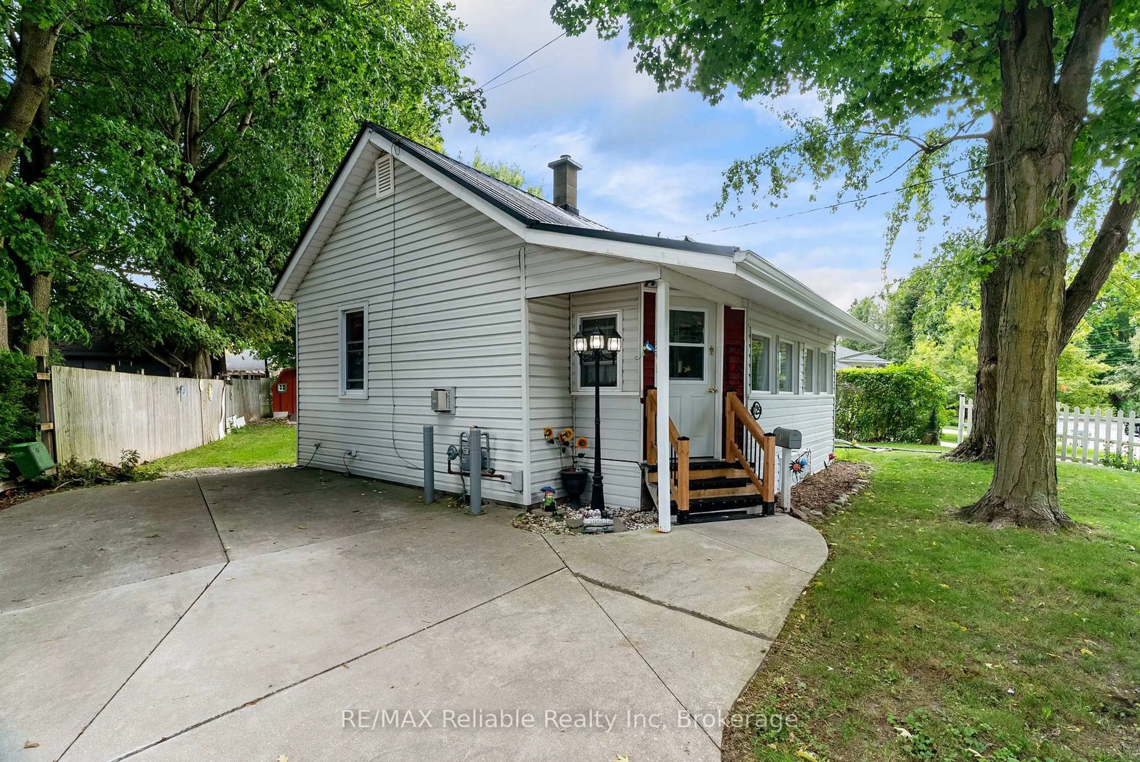 A pic from outside/outdoor area/front of a property/back of a property/a pic from drone, street for 125 North St, Central Huron Ontario N0M 1L0