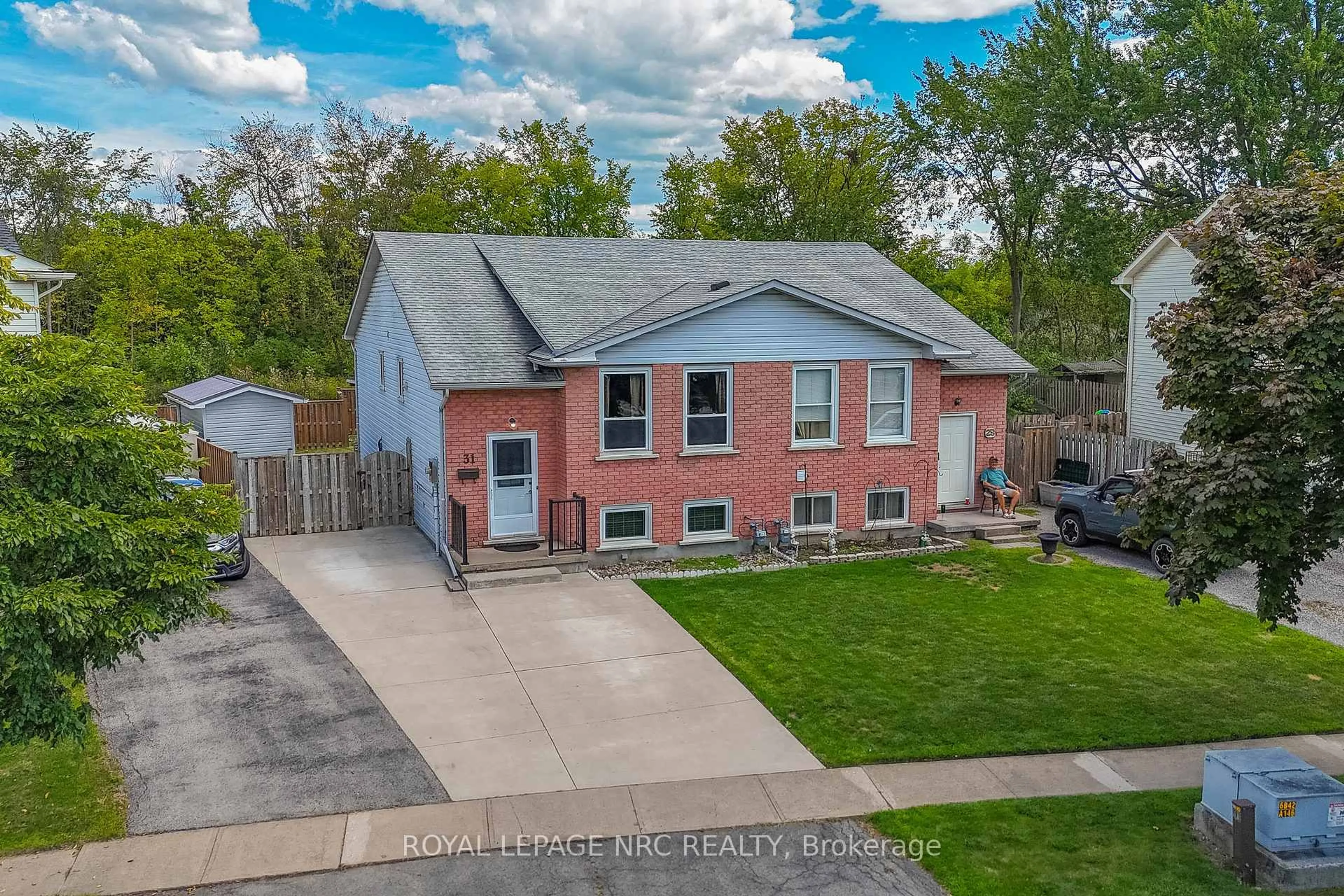 A pic from outside/outdoor area/front of a property/back of a property/a pic from drone, street for 31 Station St, Welland Ontario L3C 5K8