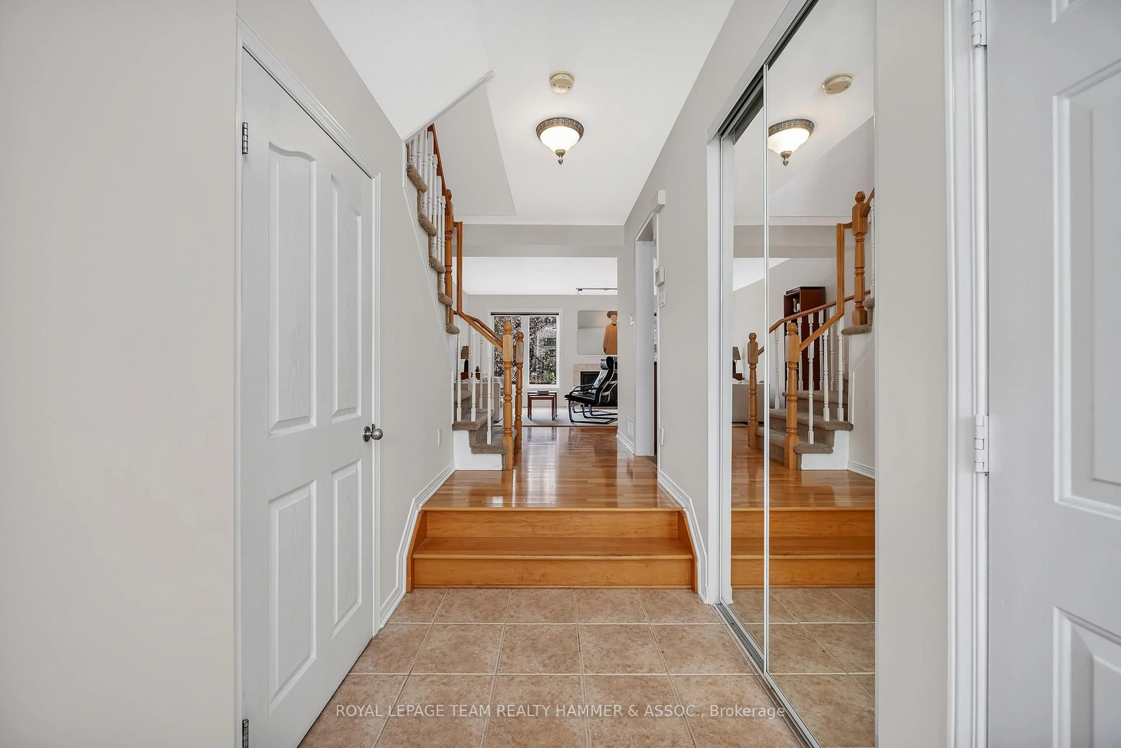 Indoor entryway for 682 Wild Shore Cres, Ottawa Ontario K1V 1Y1