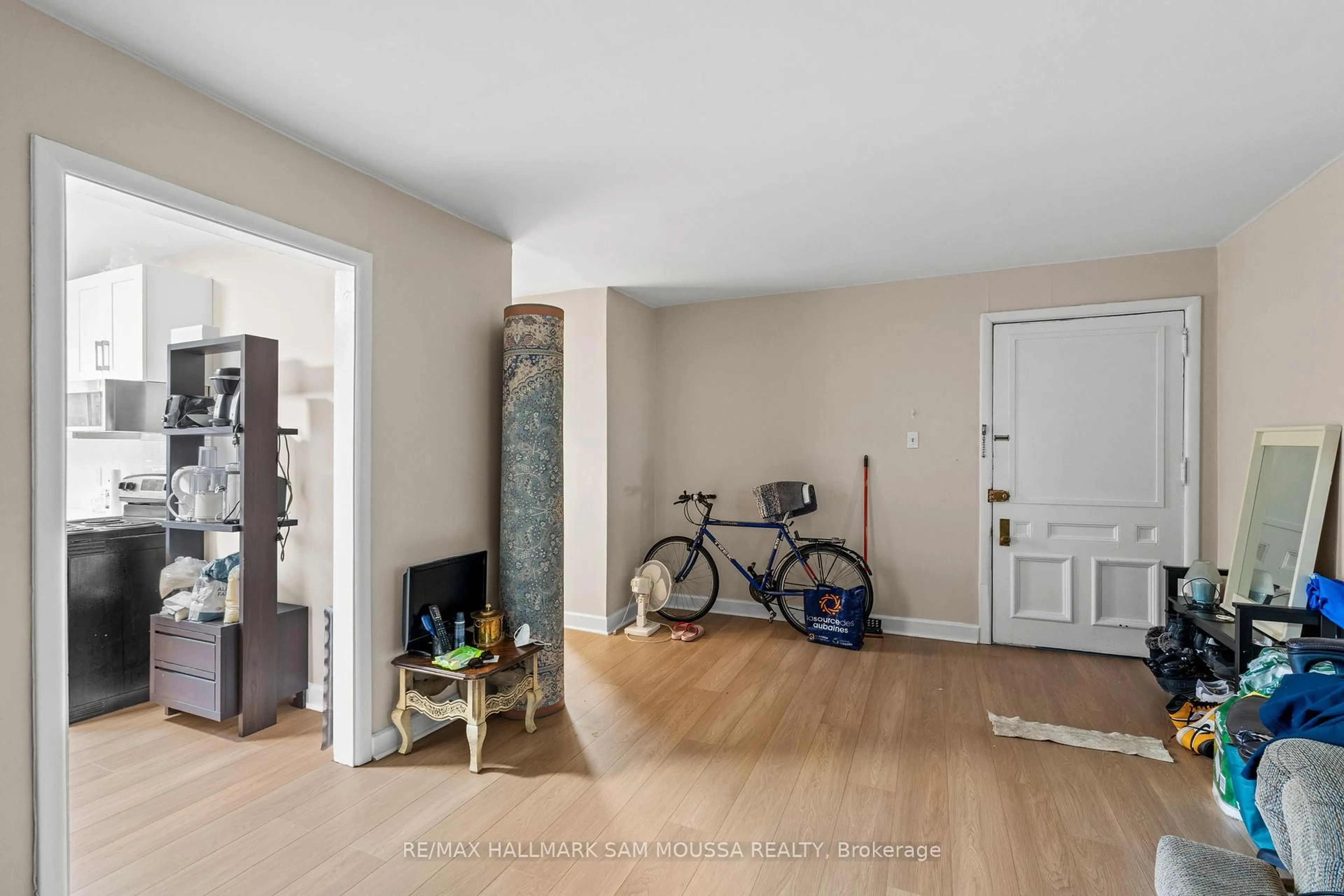 Indoor entryway for 315 Waverley St, Ottawa Ontario K2P 0V9