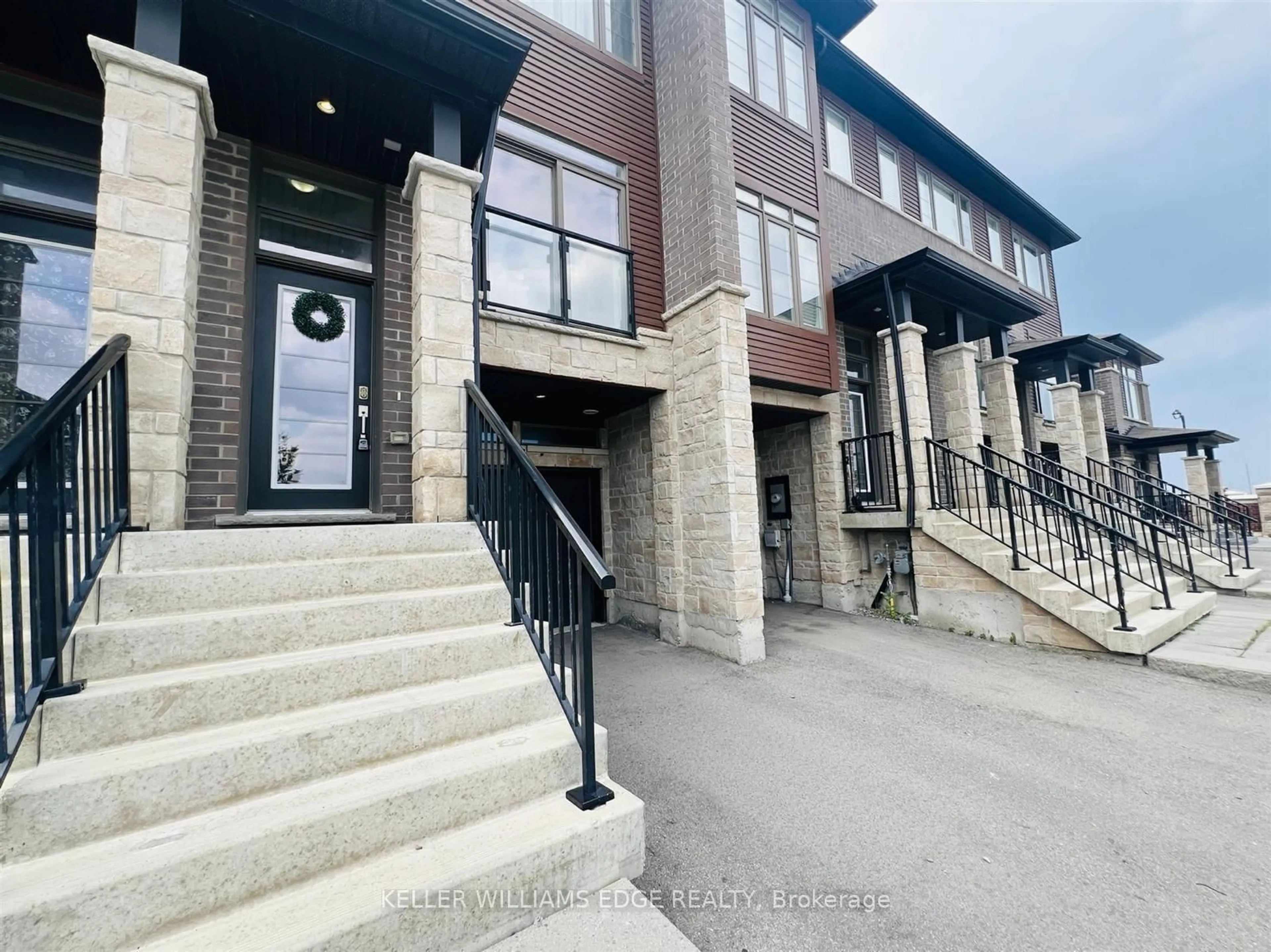 Indoor foyer for 30 Time Square Blvd #197, Hamilton Ontario L8J 0L8