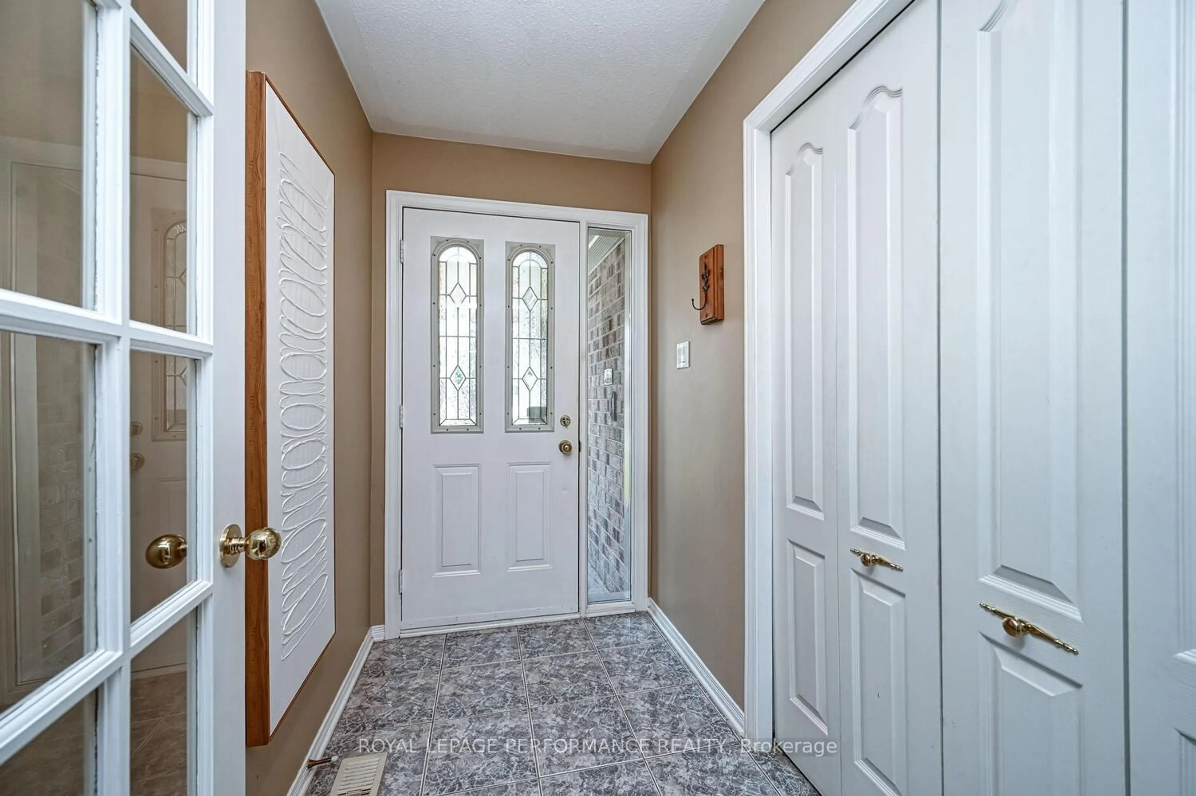 Indoor entryway for 3026 Sable Ridge Dr, Ottawa Ontario K1T 3R9