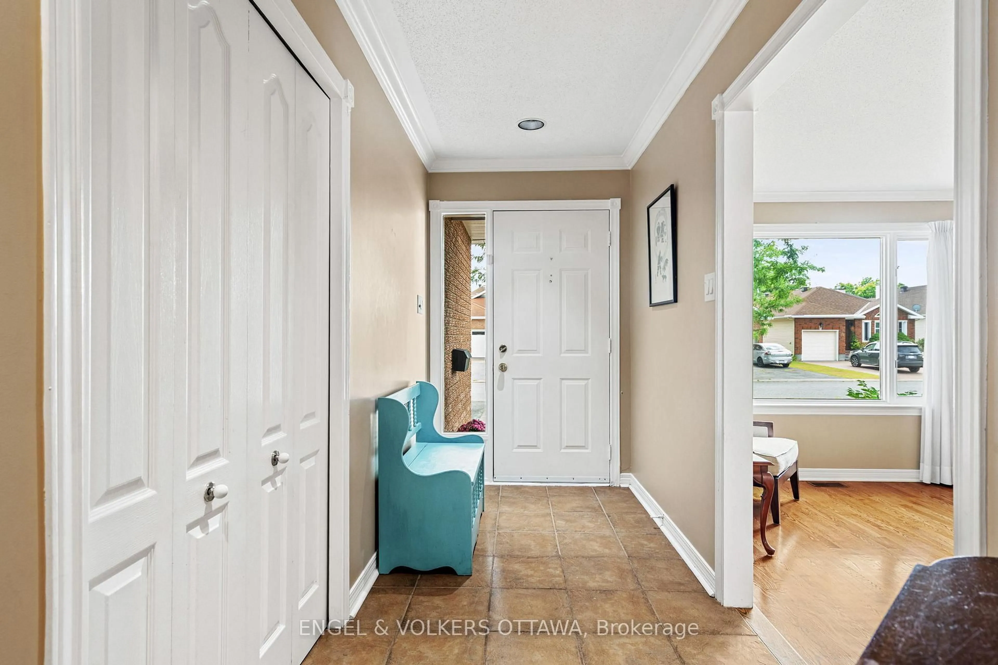 Indoor entryway for 27 Mayford Ave, Ottawa Ontario K2G 6A5