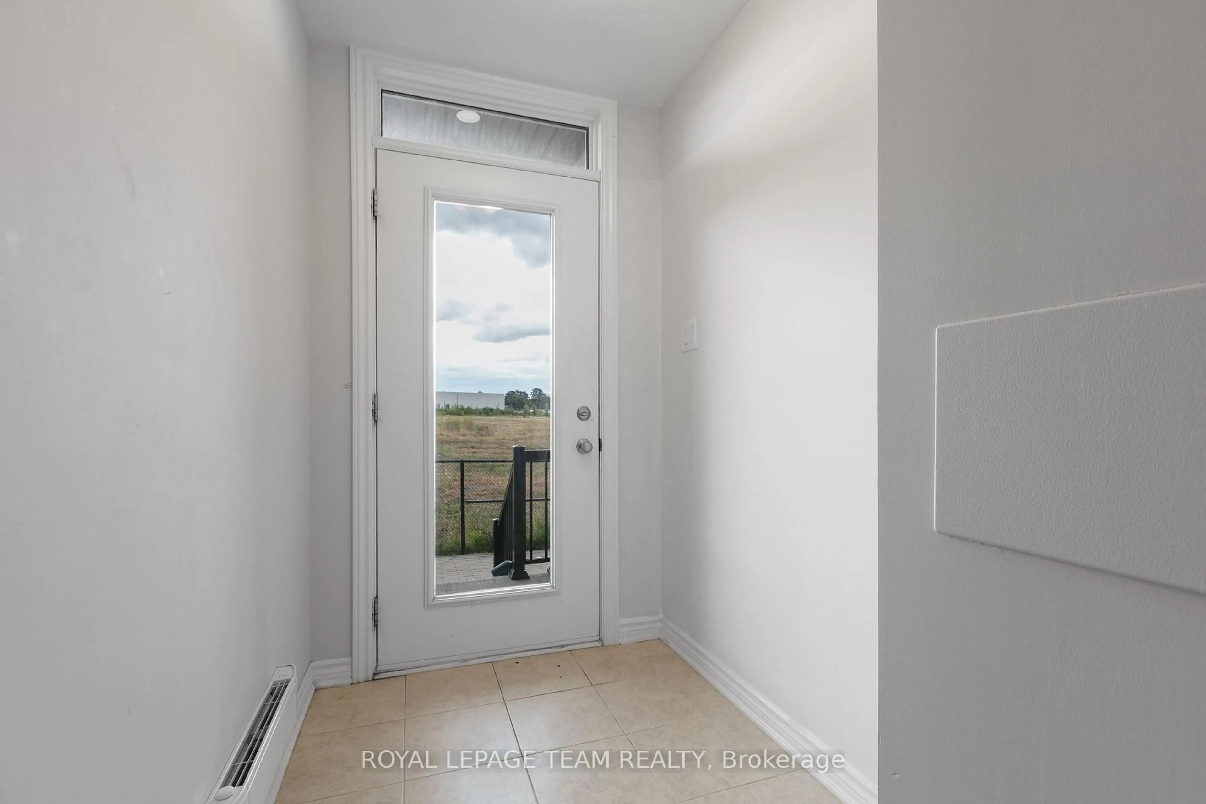 Indoor entryway for 563 Ozawa Private #75, Ottawa Ontario K1K 4Z9