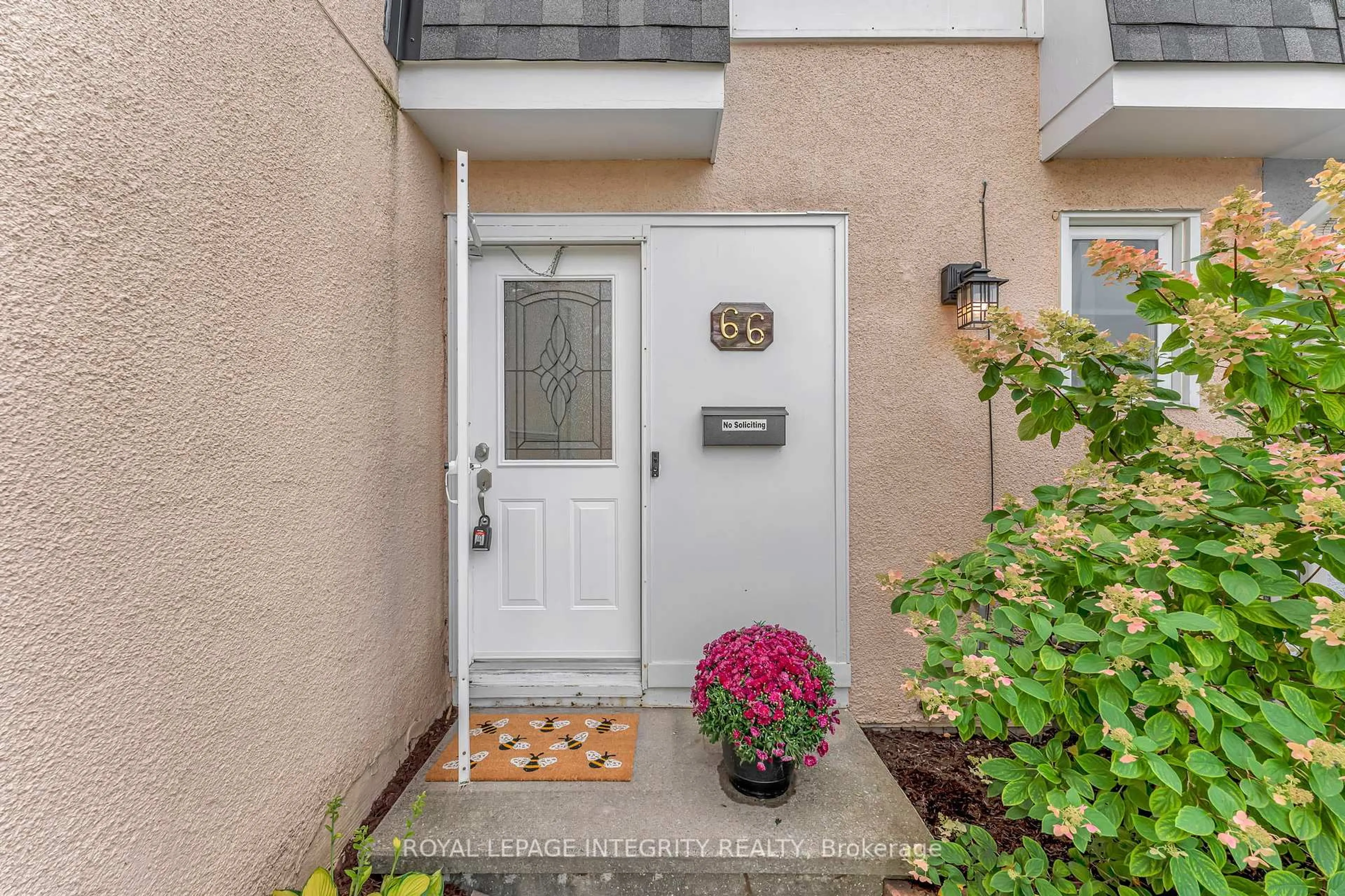 Indoor entryway for 66 Tarquin Cres, Ottawa Ontario K2H 8J9