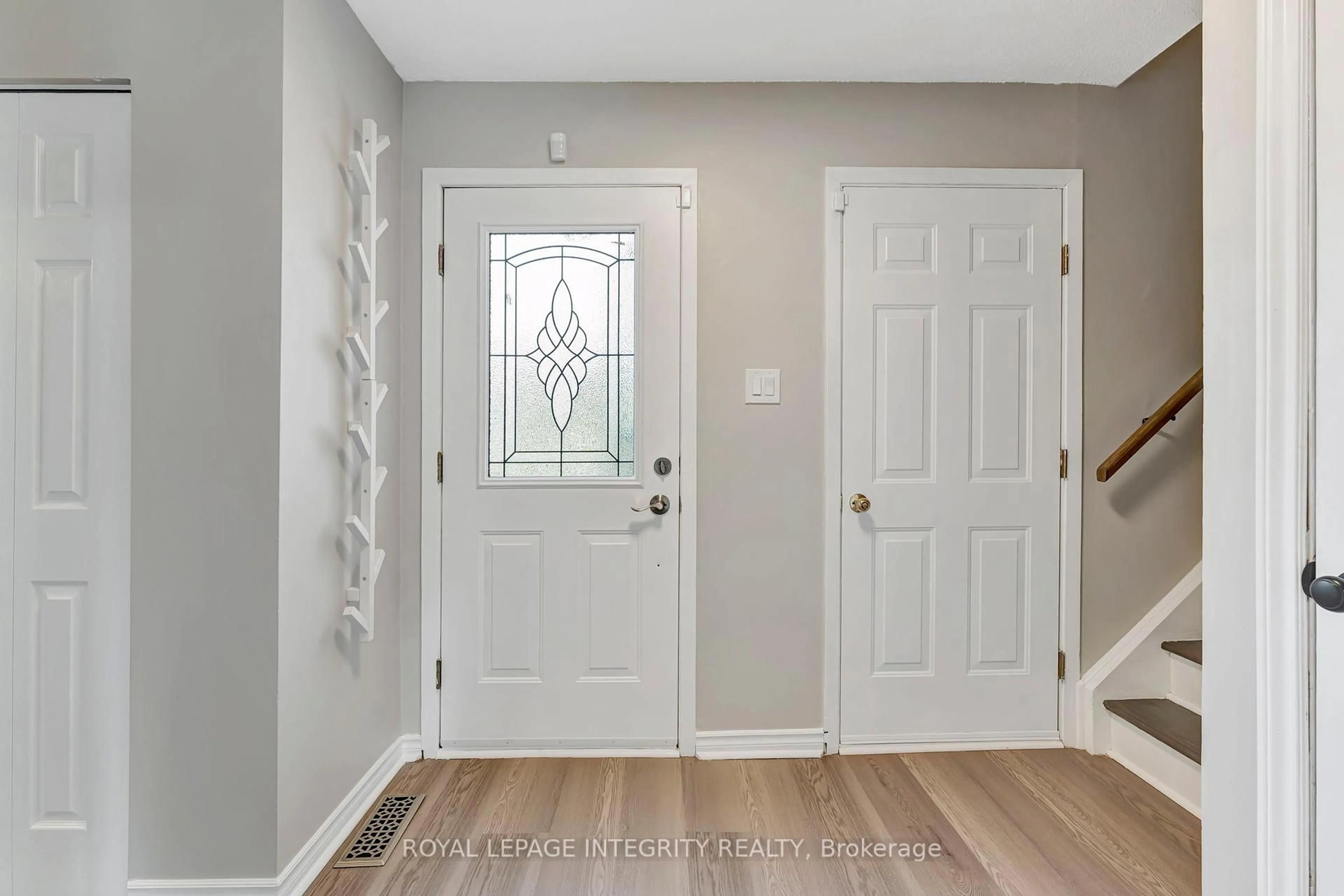 Indoor entryway for 66 Tarquin Cres, Ottawa Ontario K2H 8J9