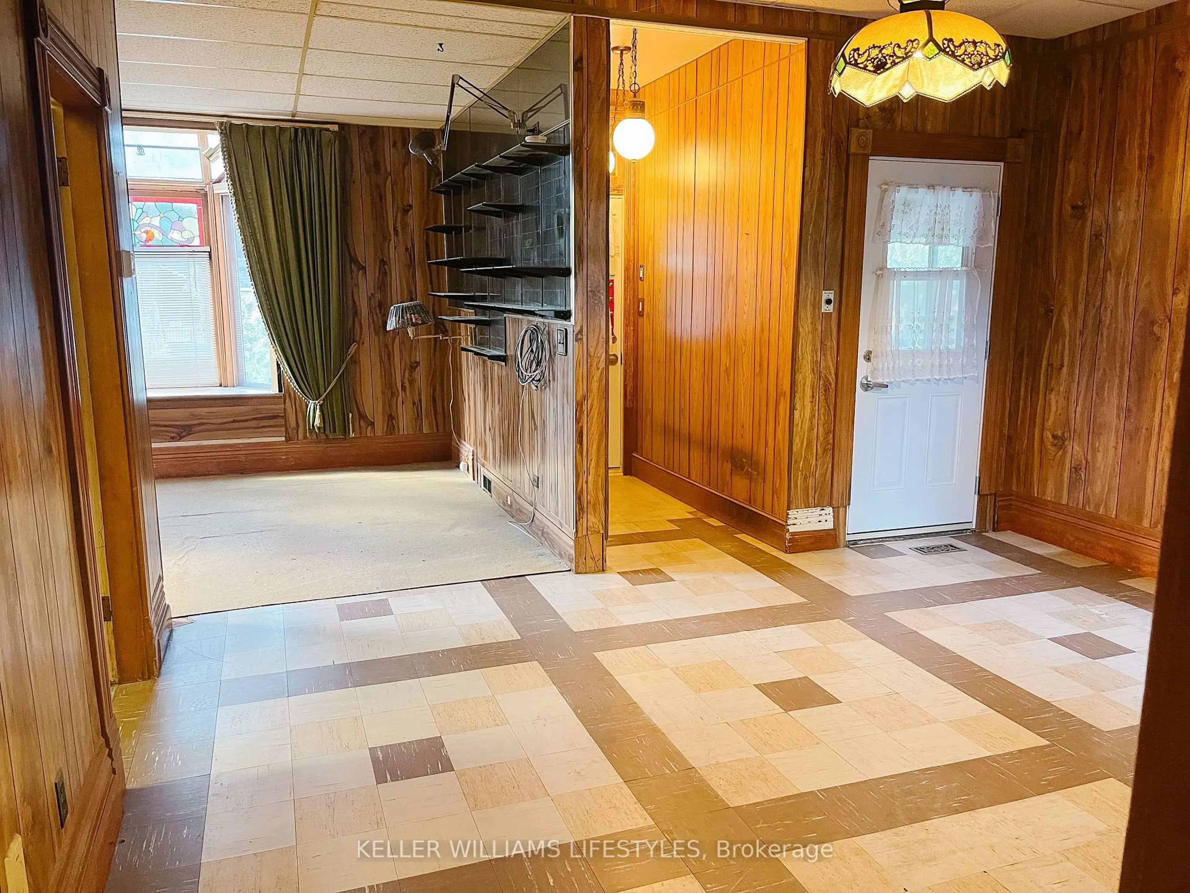 Indoor foyer for 11 Cherry St, London North Ontario N6H 1H5