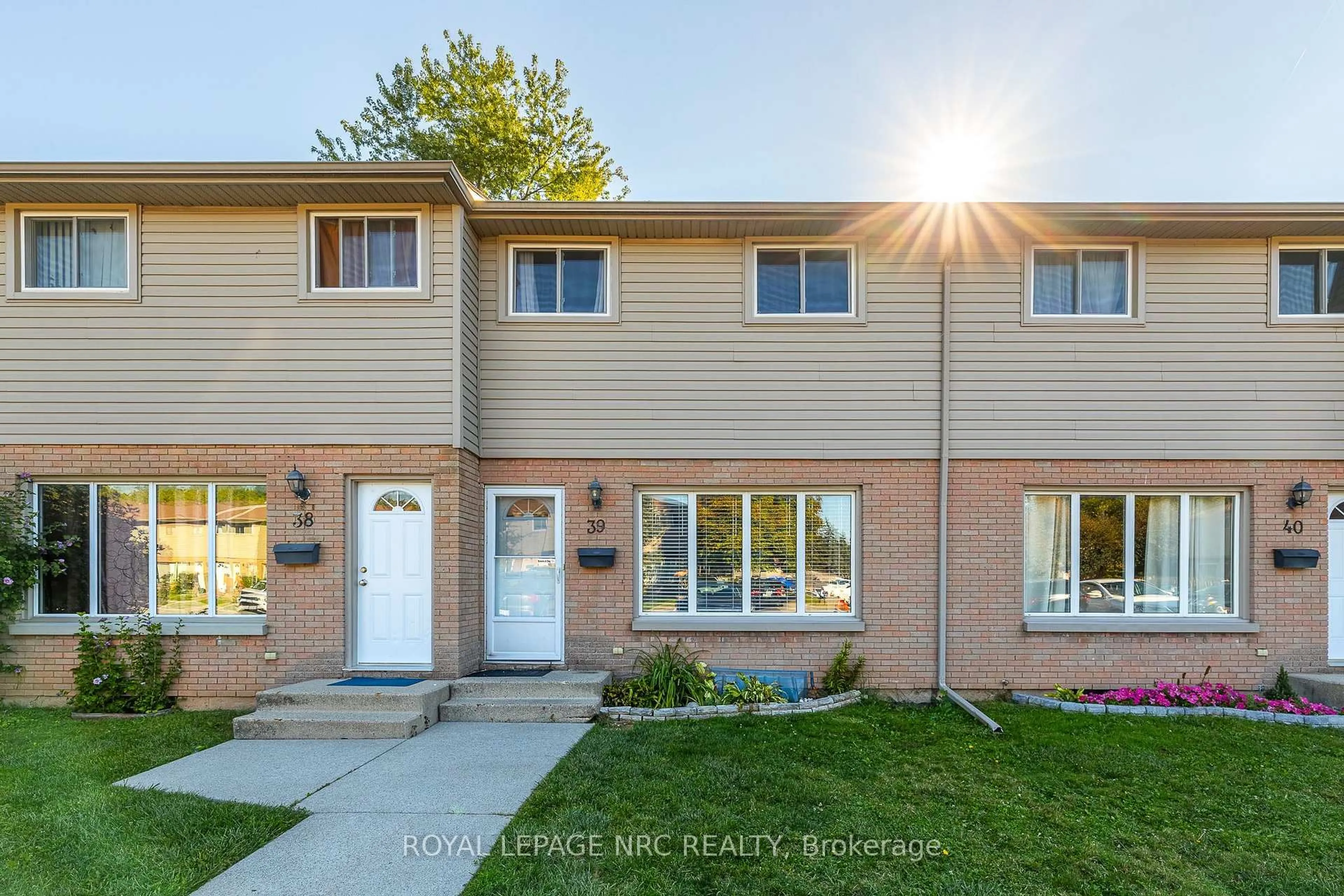 Home with vinyl exterior material, street for 4215 Meadowvale Dr #39, Niagara Falls Ontario L2E 5W8