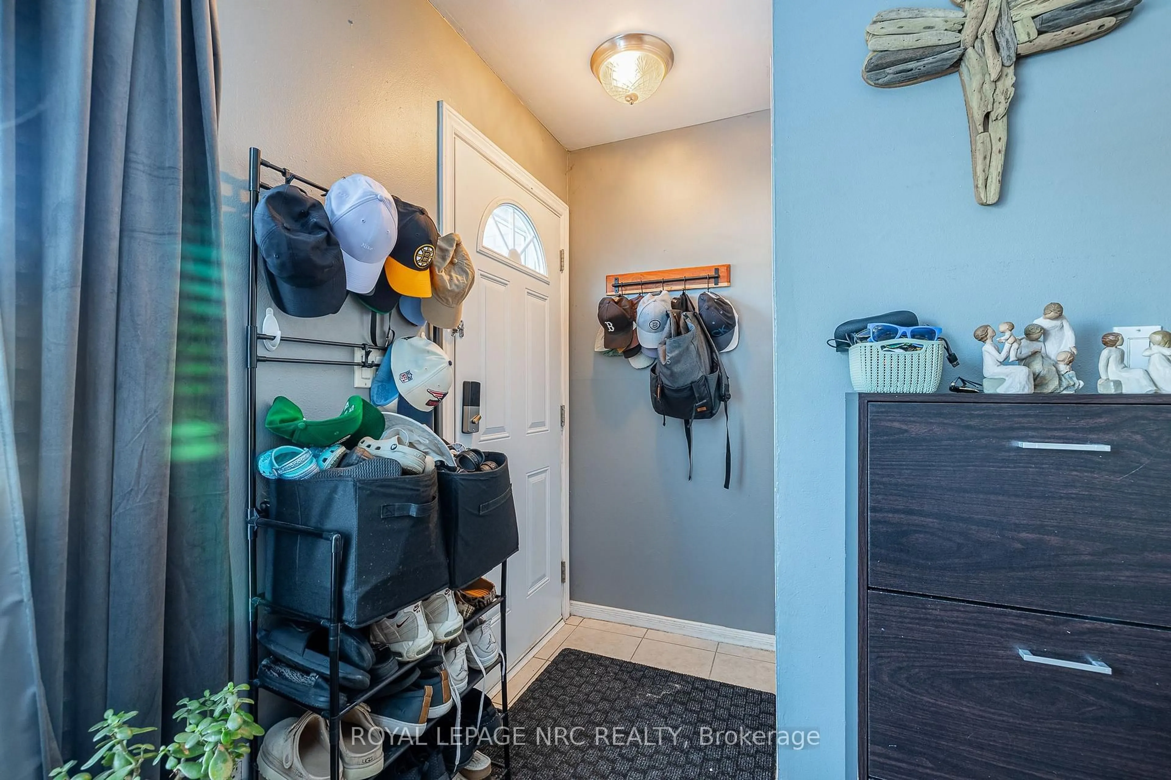 Indoor entryway for 4215 Meadowvale Dr #39, Niagara Falls Ontario L2E 5W8