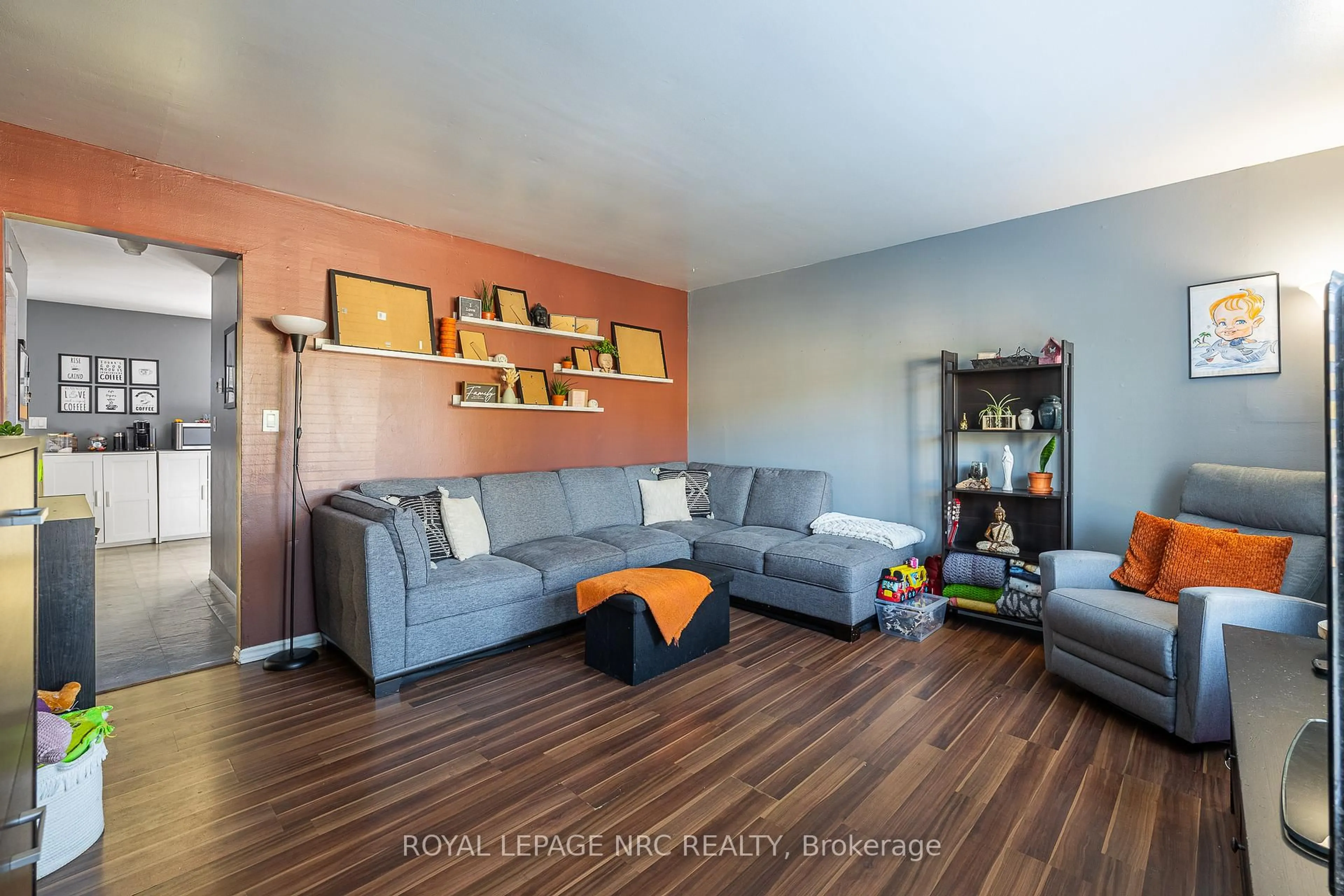 Living room with furniture, wood/laminate floor for 4215 Meadowvale Dr #39, Niagara Falls Ontario L2E 5W8