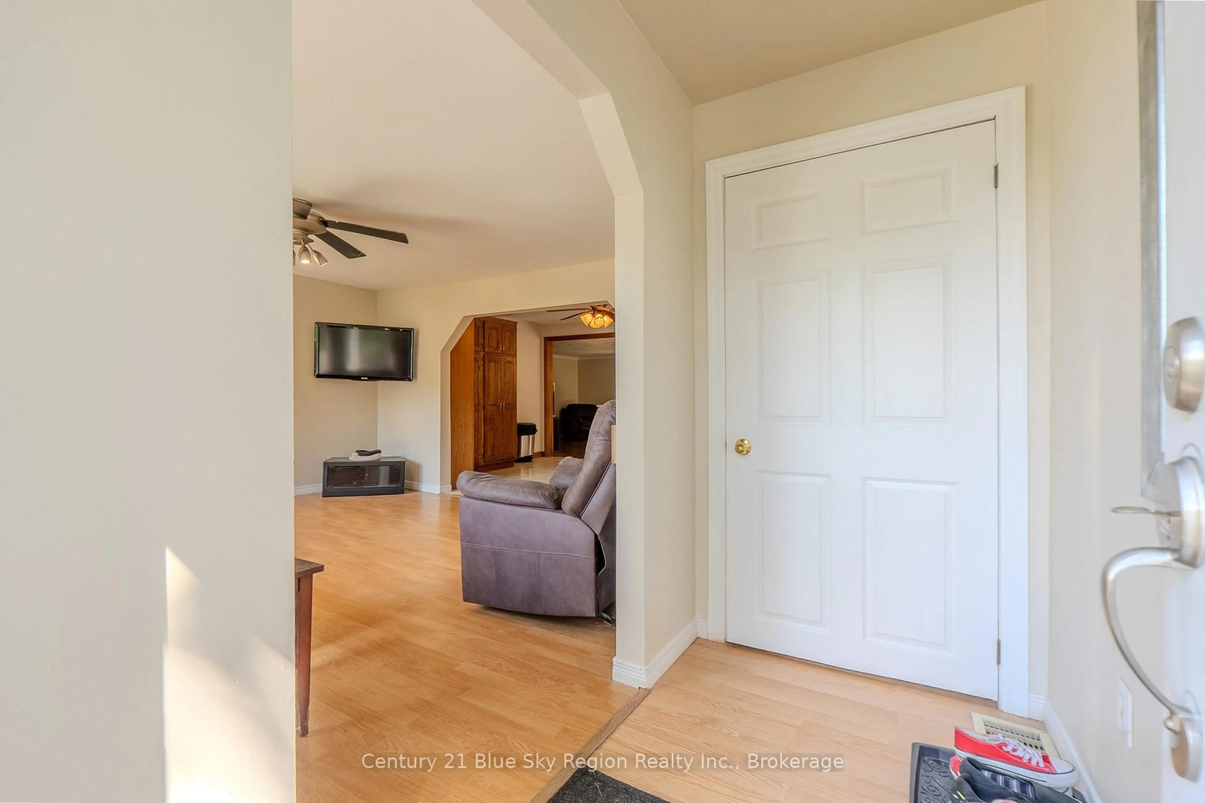 Indoor entryway for 3174 HIGHWAY 17, East Ferris Ontario P0H 1H0