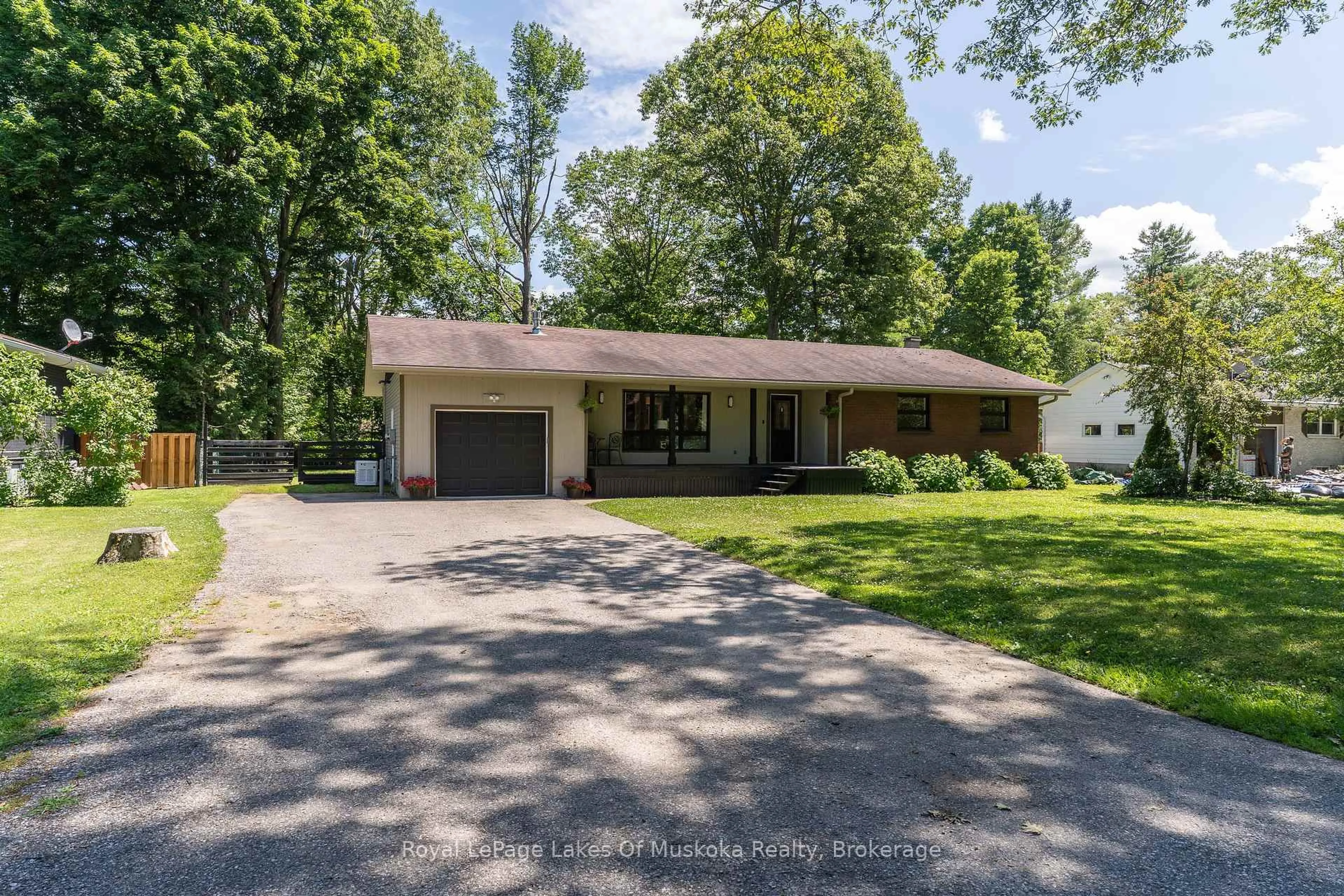 A pic from outside/outdoor area/front of a property/back of a property/a pic from drone, unknown for 220 Alexander St, Gravenhurst Ontario P1P 1A6