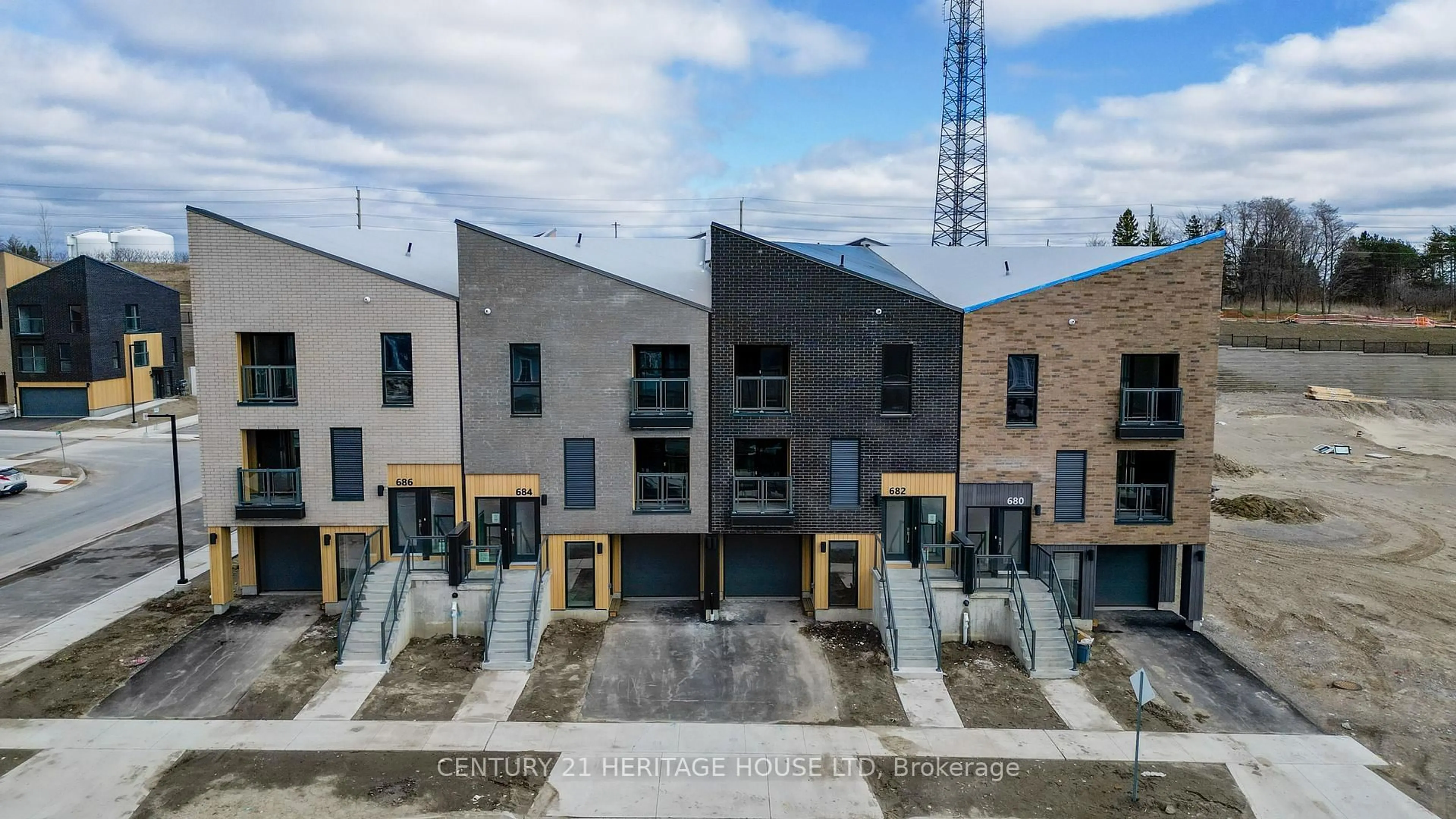 A pic from outside/outdoor area/front of a property/back of a property/a pic from drone, street for 682 Benninger Dr, Kitchener Ontario N2E 0J4
