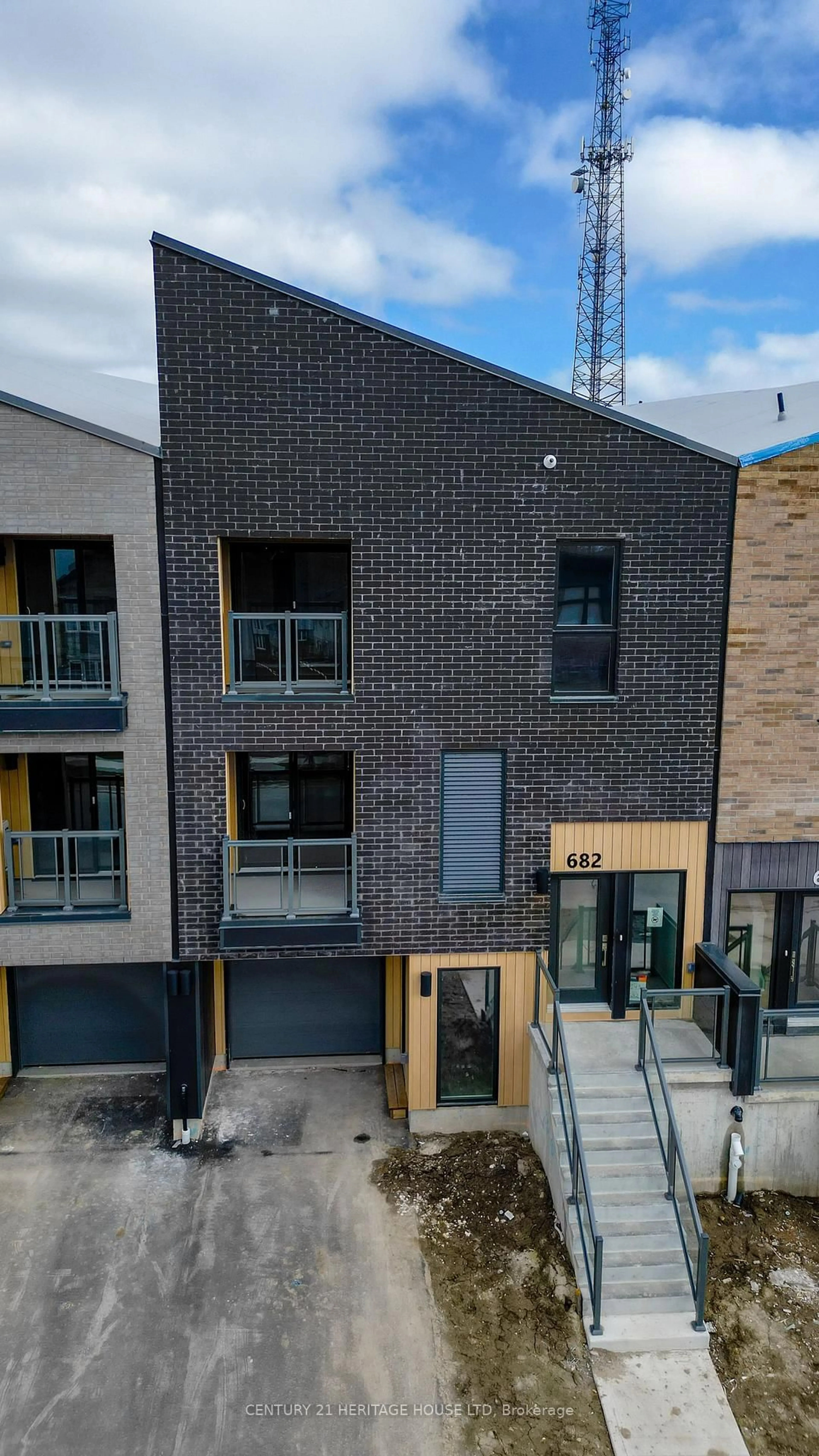 A pic from outside/outdoor area/front of a property/back of a property/a pic from drone, unknown for 682 Benninger Dr, Kitchener Ontario N2E 0J4