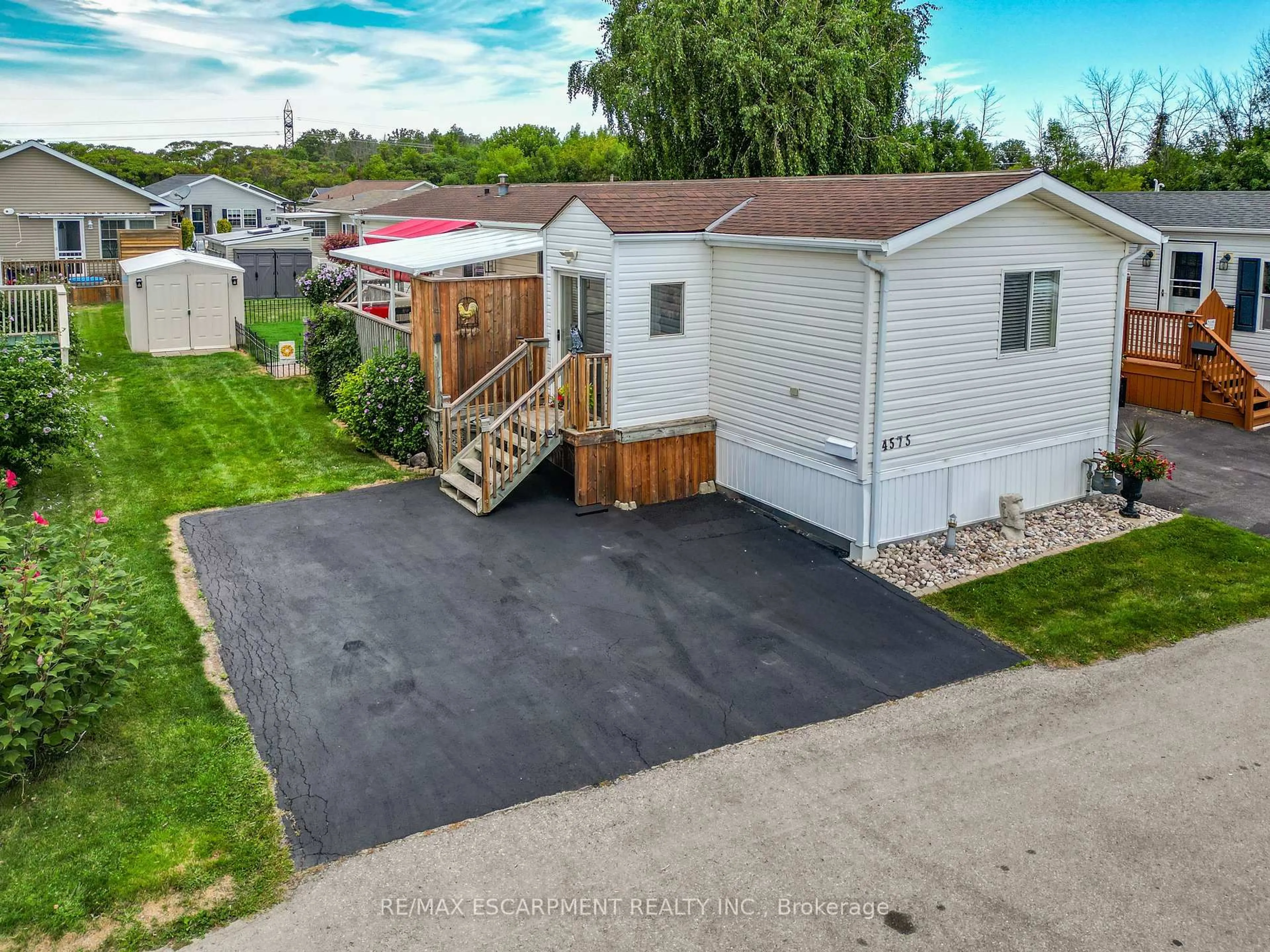 A pic from outside/outdoor area/front of a property/back of a property/a pic from drone, street for 4575 Rebecca Lane, Lincoln Ontario L3J 0W1