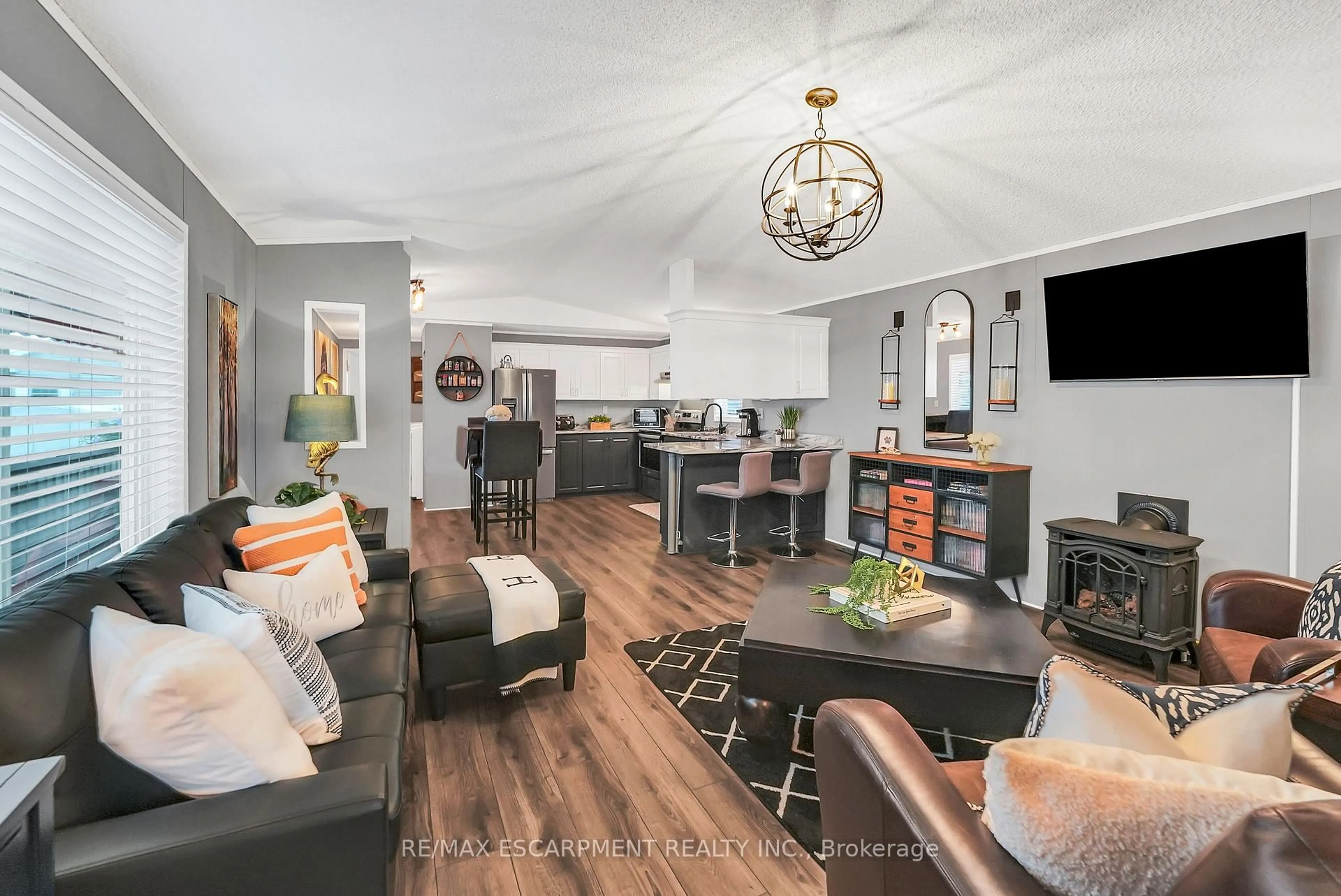 Living room with furniture, unknown for 4575 Rebecca Lane, Lincoln Ontario L3J 0W1
