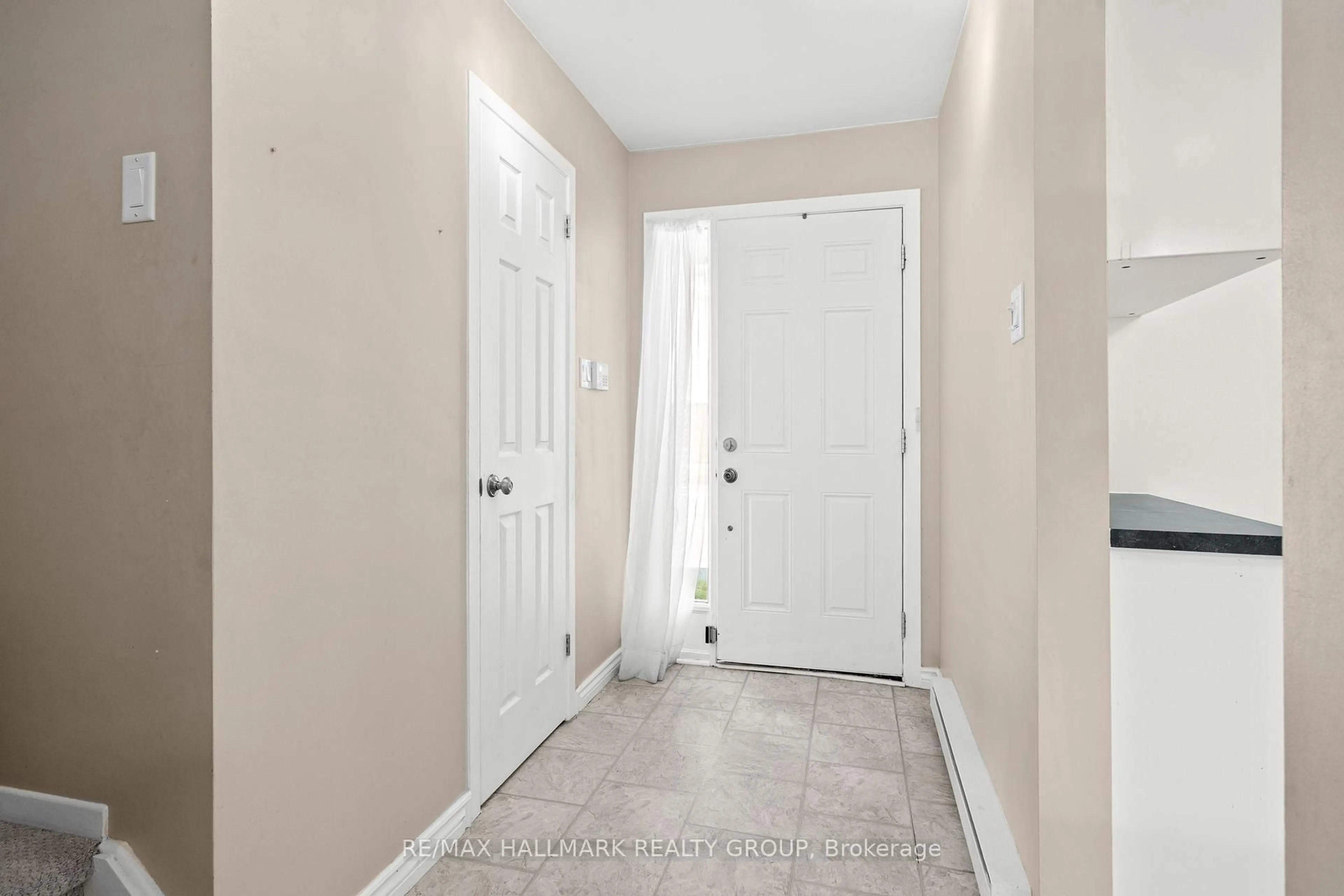Indoor entryway for 3014 Olympic Way #88, Ottawa Ontario K1T 1Y4