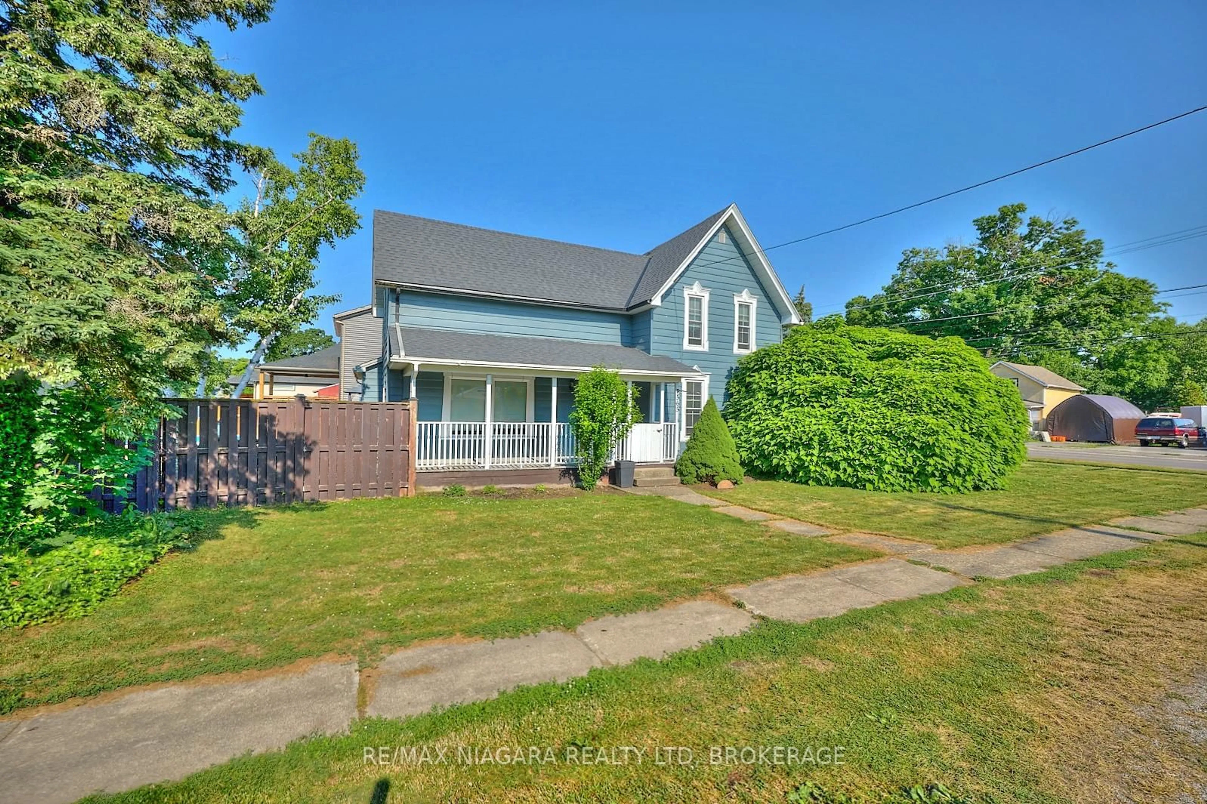 A pic from outside/outdoor area/front of a property/back of a property/a pic from drone, street for 365 South Mill St, Fort Erie Ontario L0S 1N0