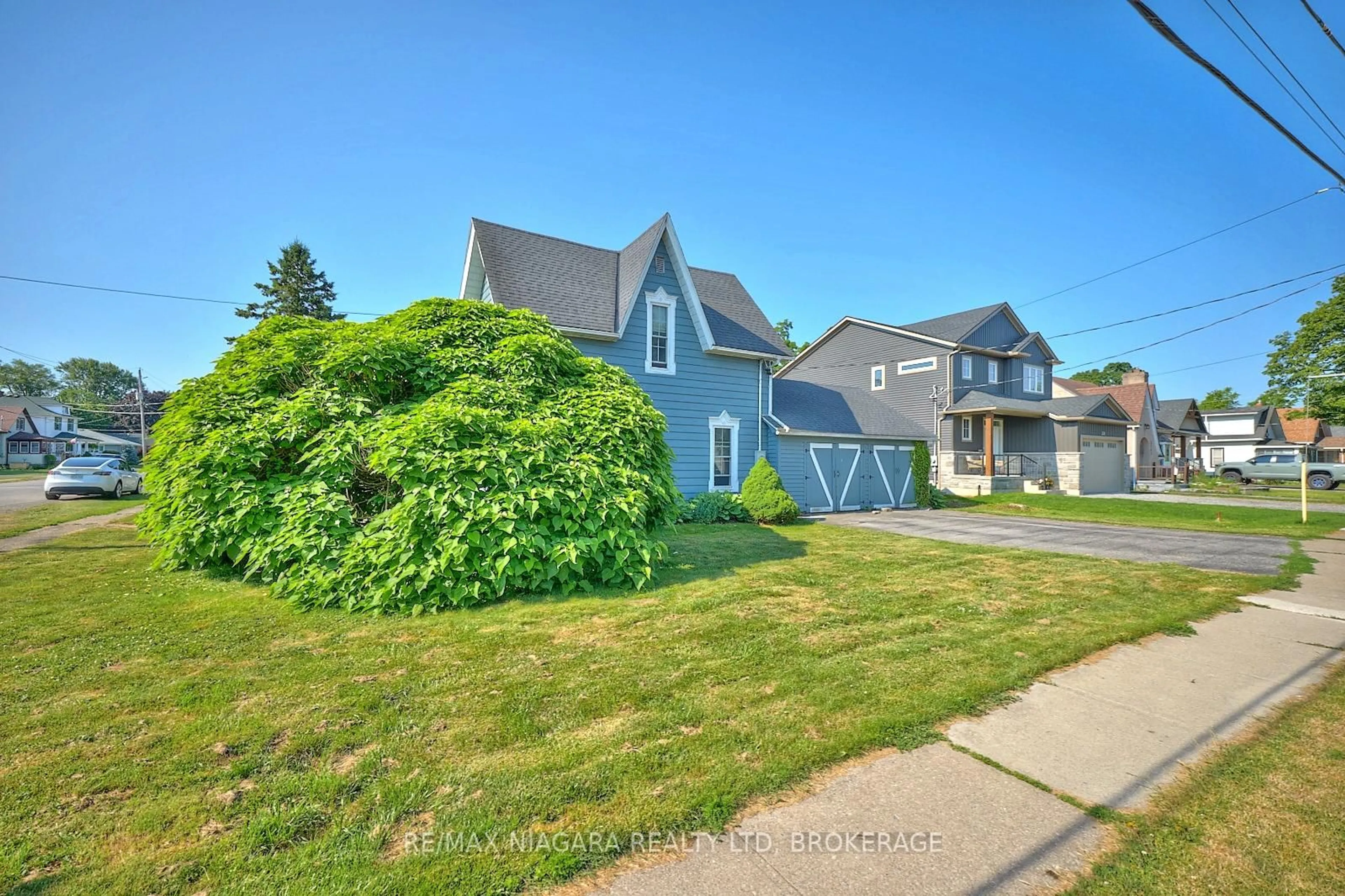 A pic from outside/outdoor area/front of a property/back of a property/a pic from drone, street for 365 South Mill St, Fort Erie Ontario L0S 1N0