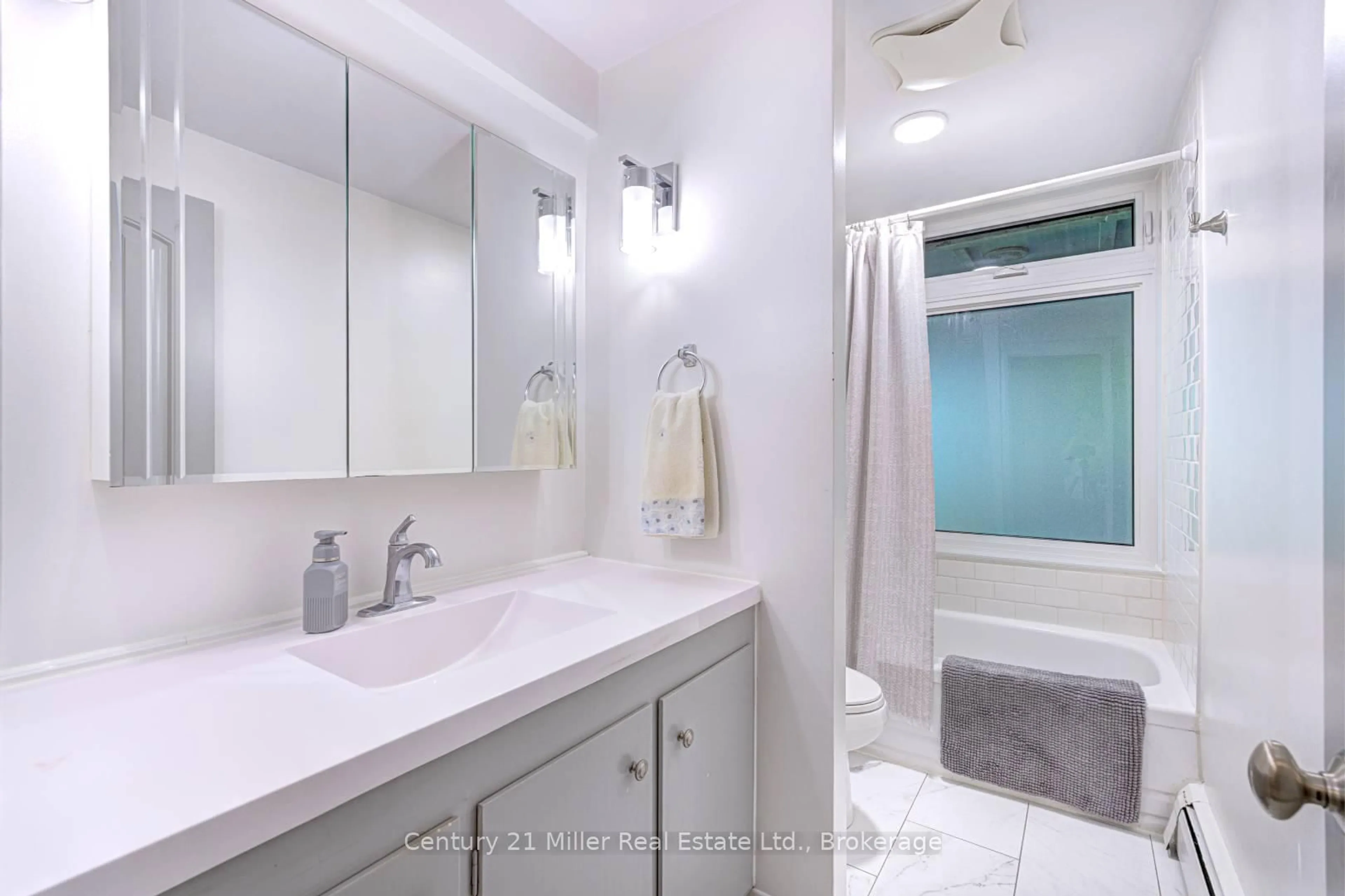 Standard bathroom, ceramic/tile floor for 50 Greensview Dr, Kitchener Ontario N2P 2E6