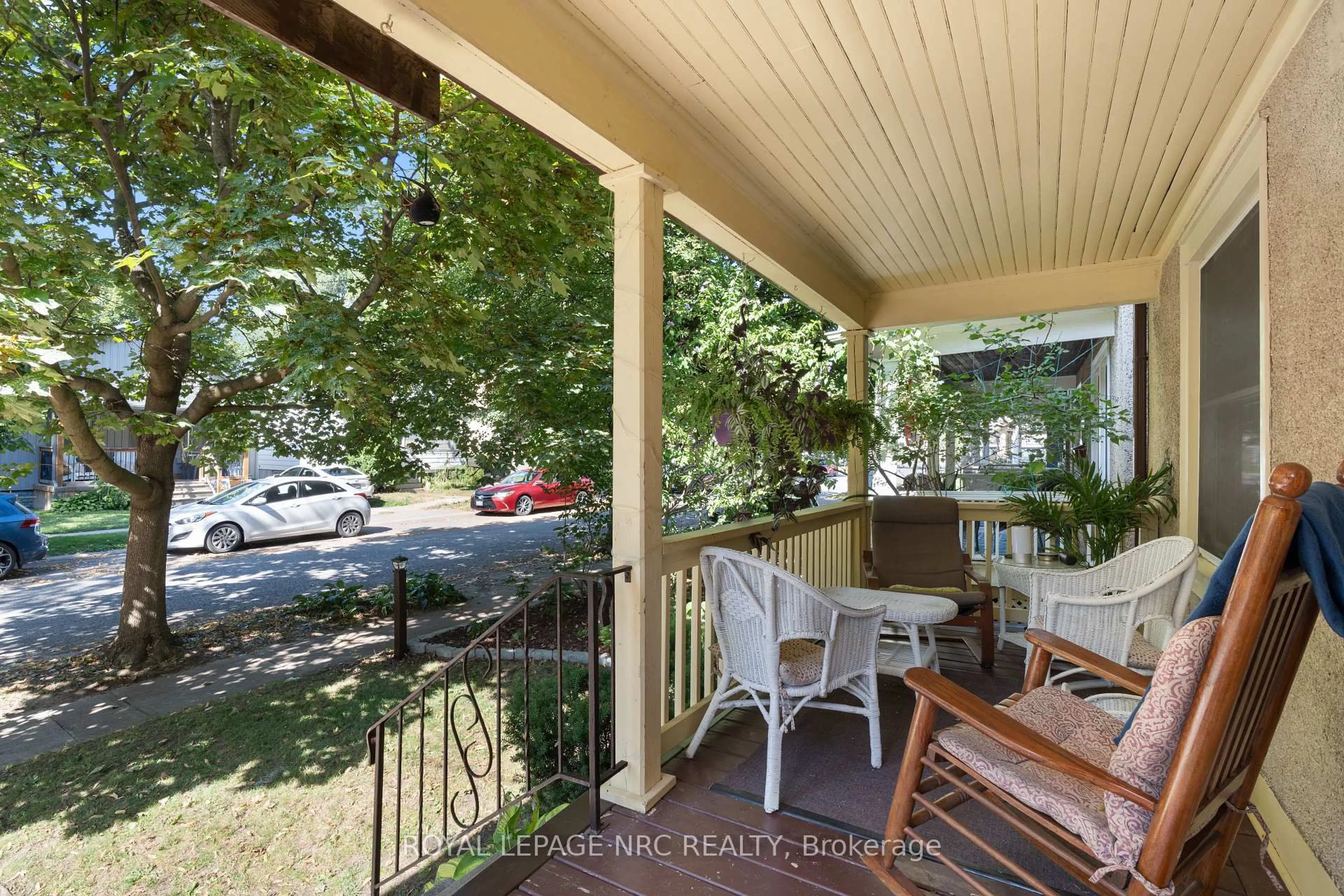 Patio, street for 90 Chaplin Ave, St. Catharines Ontario L2R 2E7